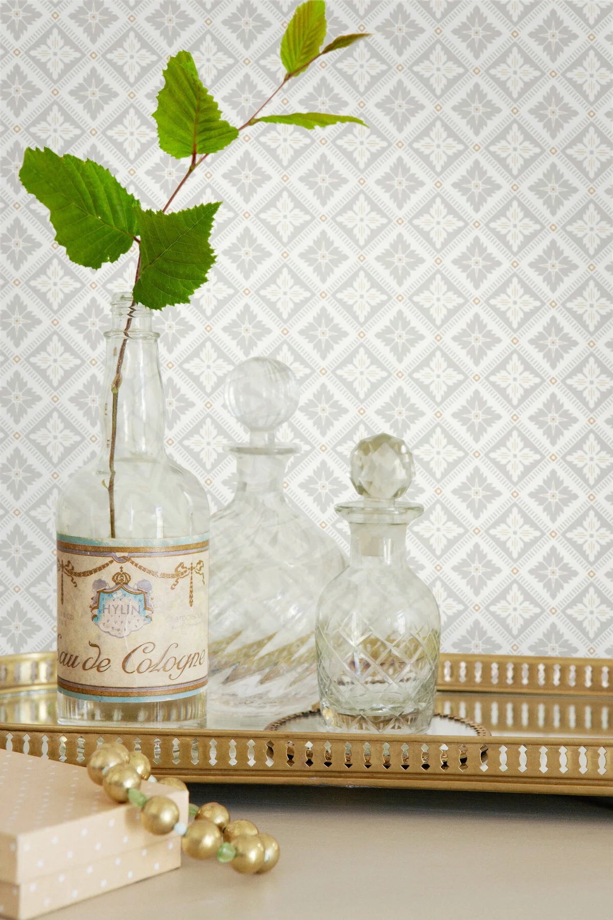 Vlies-Tapete mit geometrischem Muster LOKA in Weiß mit Grau