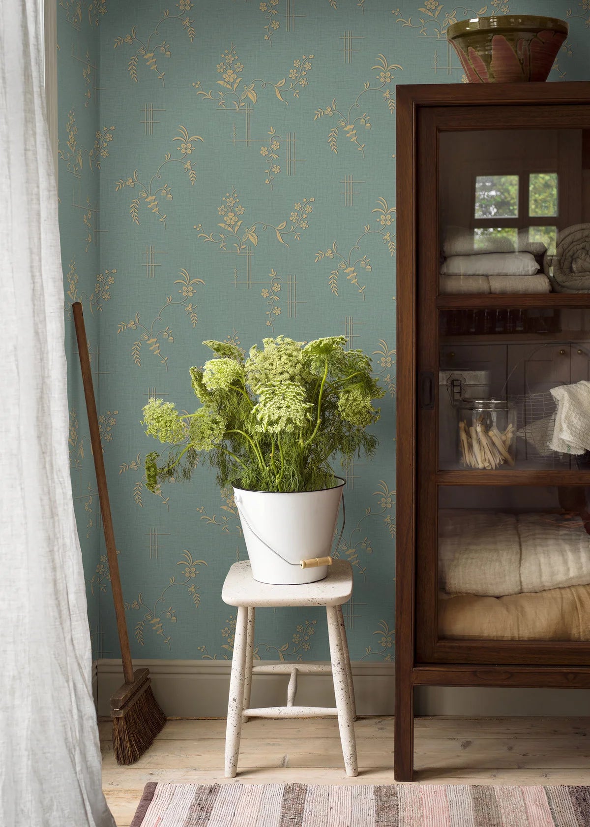 Tapeta flizelinowa papierowa z roślinnym wzorem ULRICEHAMN turkusowy zielony