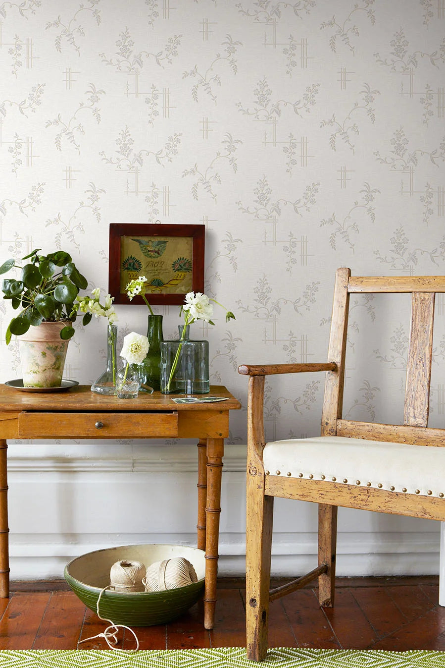 Tapeta flizelinowa papierowa z roślinnym wzorem ULRICEHAMN złamany biały ze srebrnym