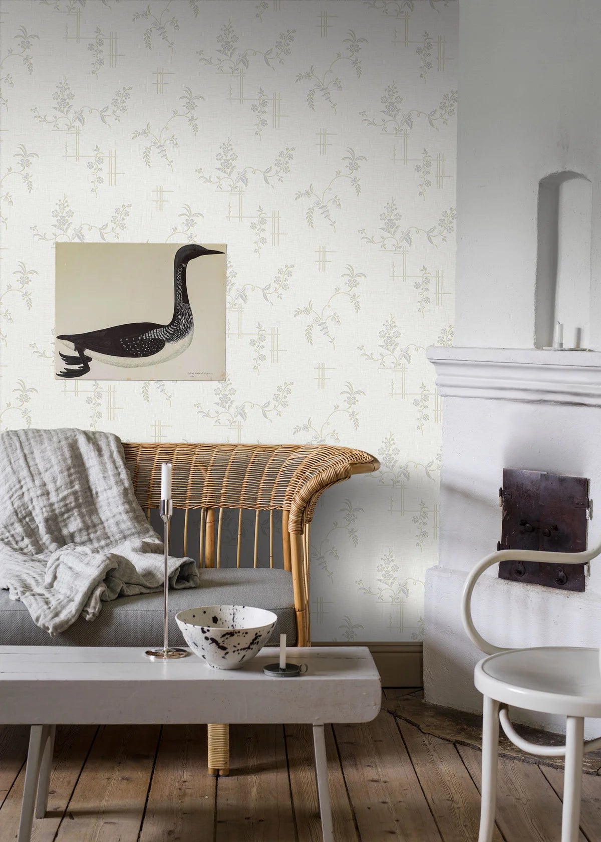 Tapeta flizelinowa papierowa z roślinnym wzorem ULRICEHAMN złamany biały ze srebrnym