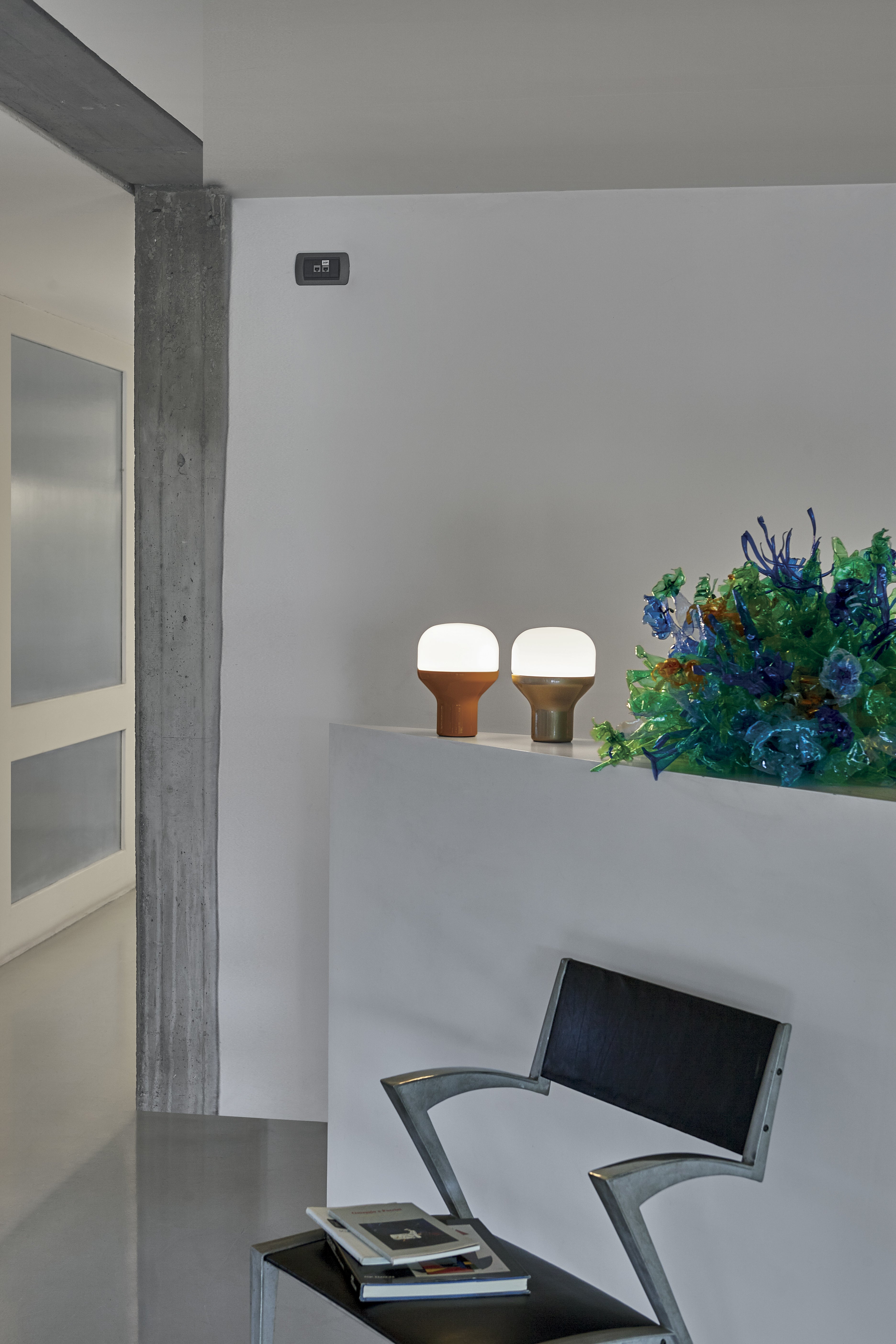Lampa stołowa DELUX opalowe szkło z czarną podstawą