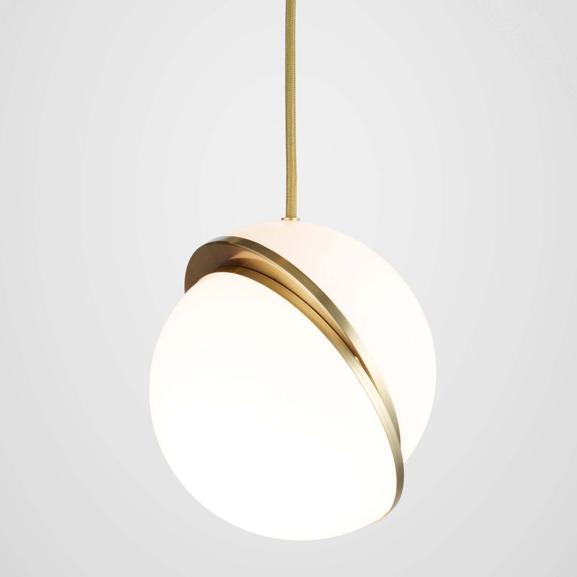 Lampa wisząca CRESCENT opalowy klosz z mosiądzem