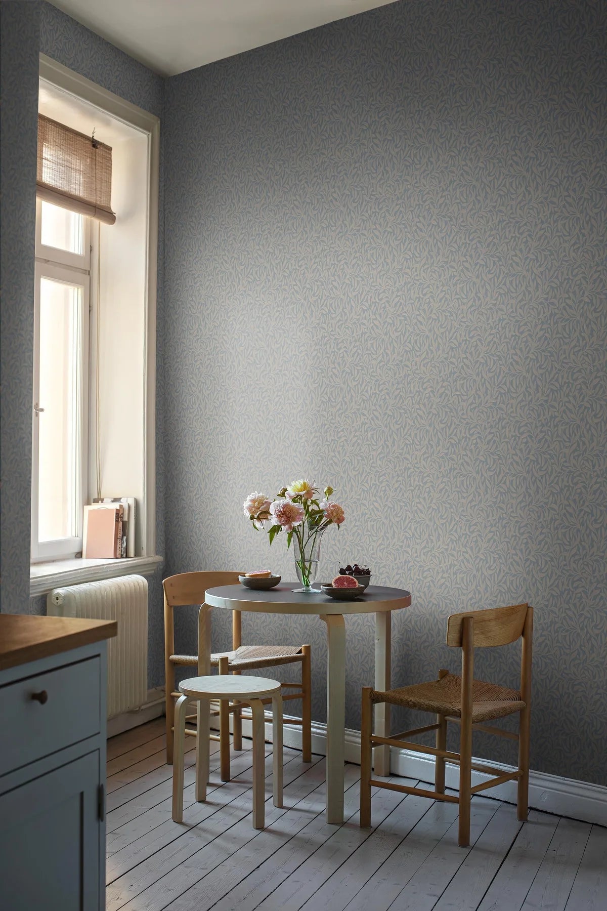 VINTERGRONA Blue Floral Leaf Wallpaper with Beige