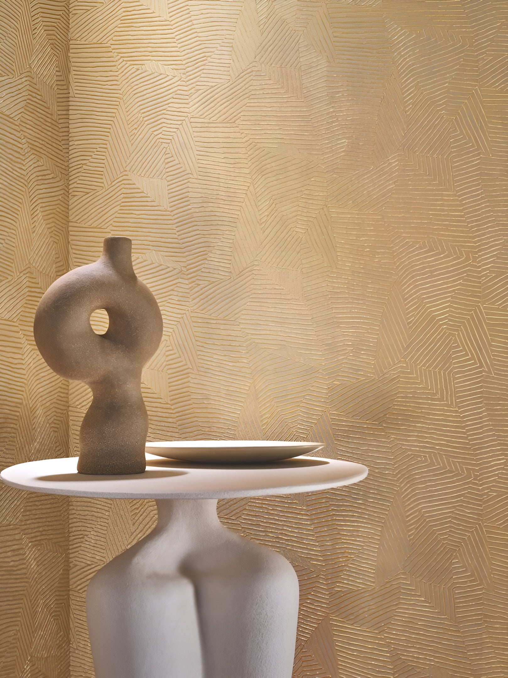 Metallic wallpaper with a geometric leaf pattern LORE - DORÉ gold