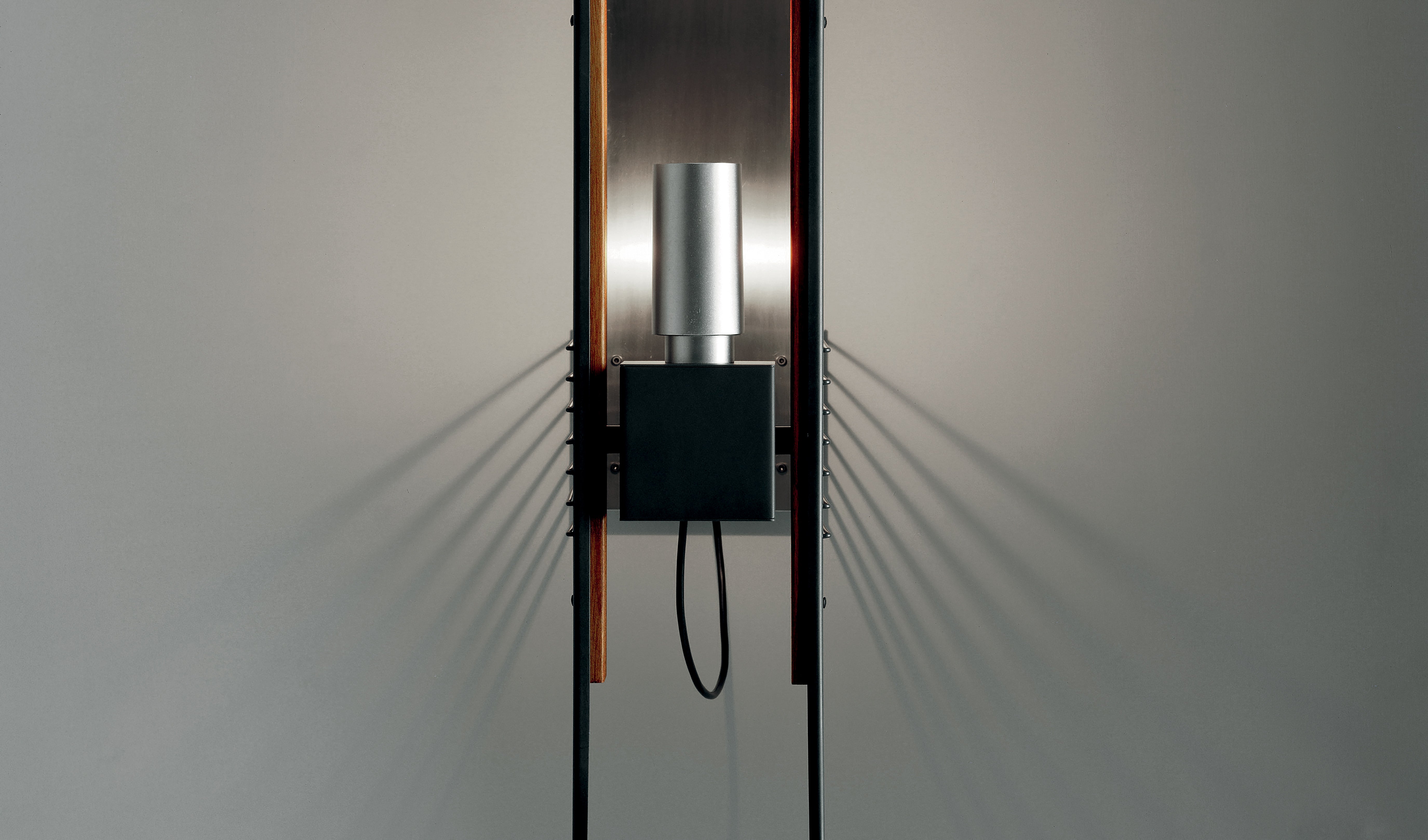 Wandlampe MARX aus Holz und Aluminium