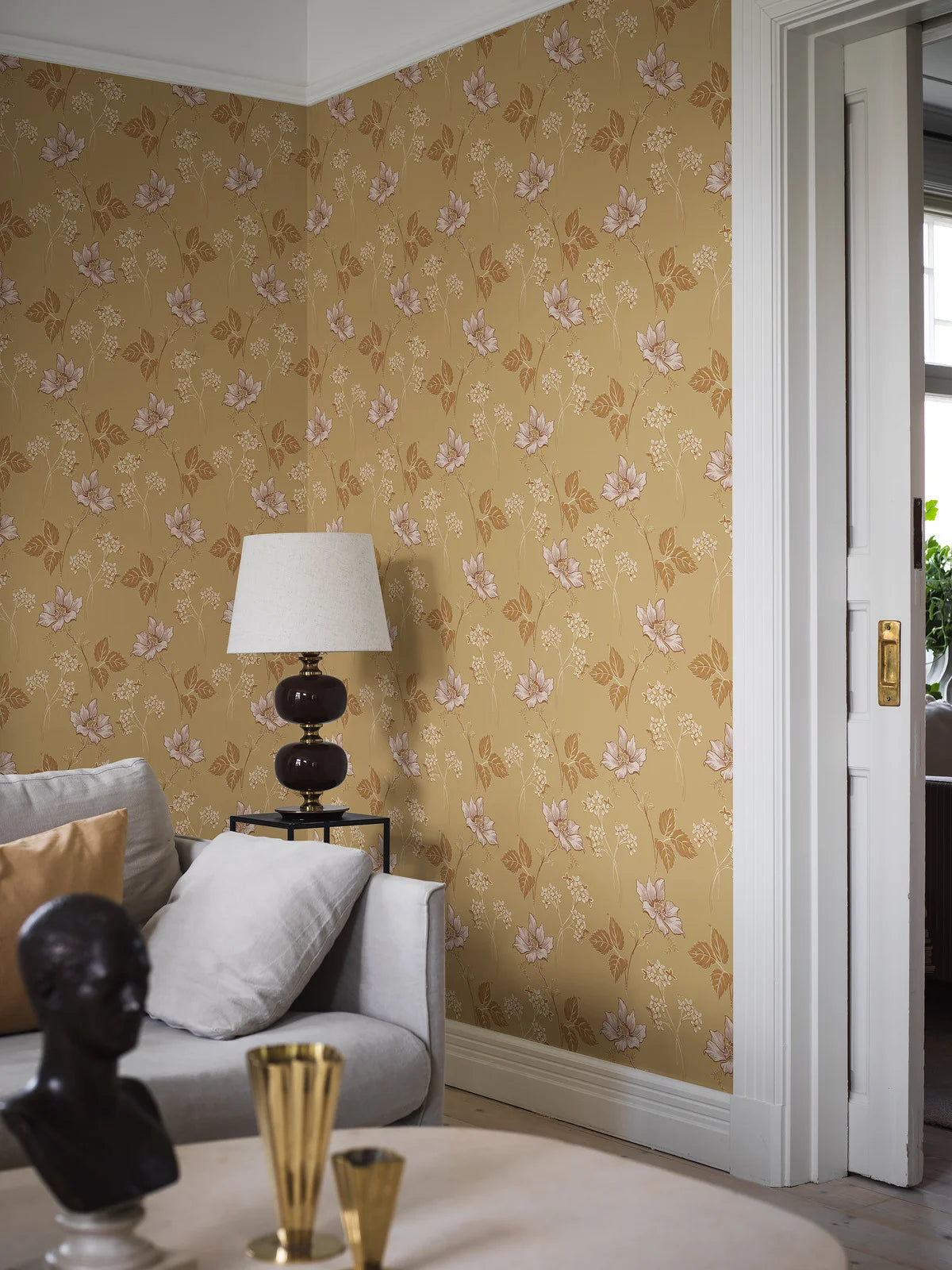 Tapete mit pflanzlichem Blumenmotiv VALBORG gold mit beige
