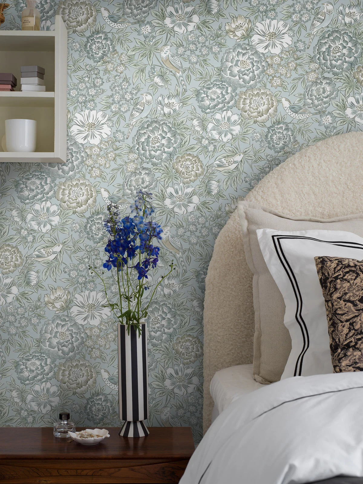 Tapete mit pflanzlichem Blumenmotiv DAGMAR in Mintgrün mit Weiß