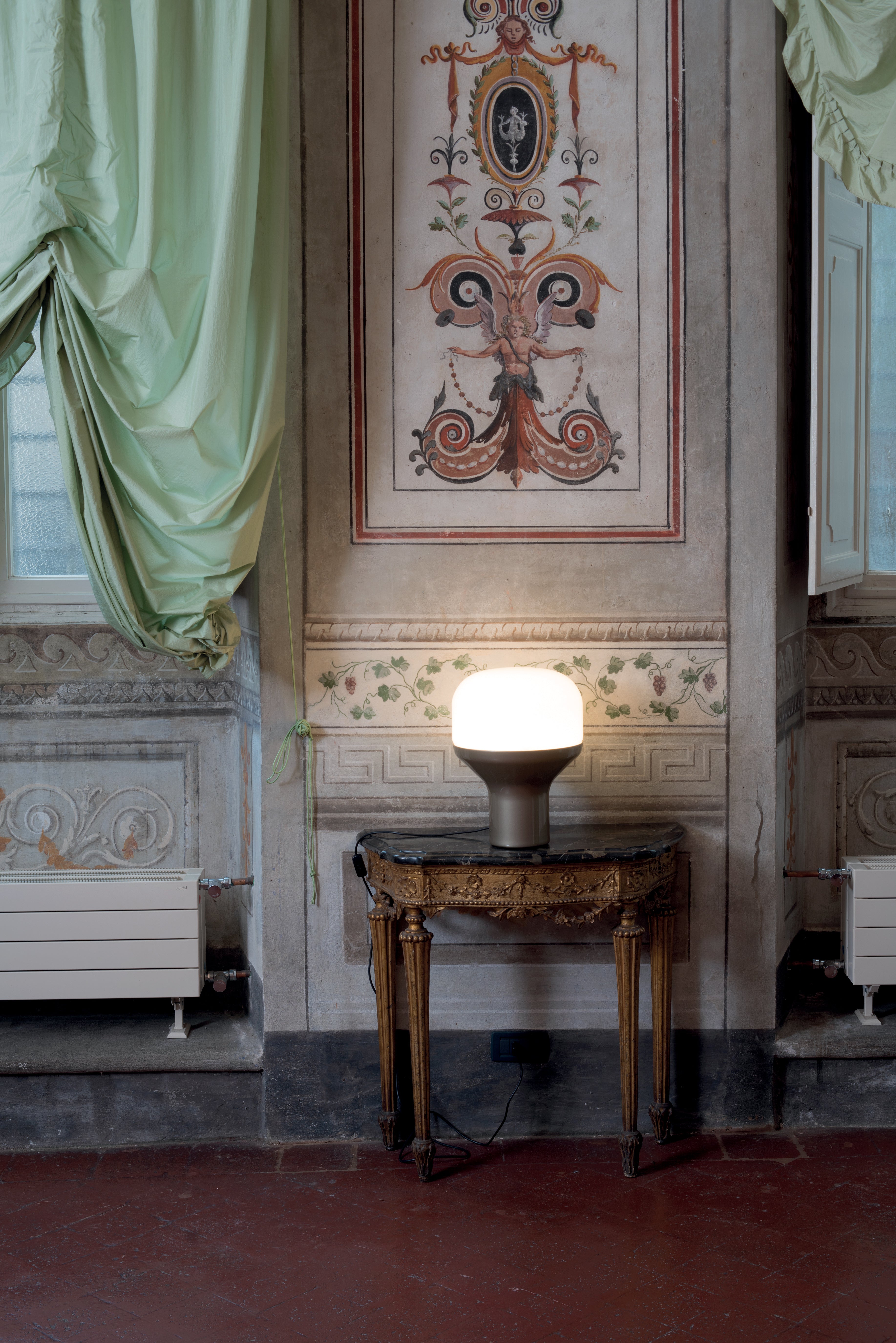 Lampa stołowa DELUX opalowe szkło z czarną podstawą