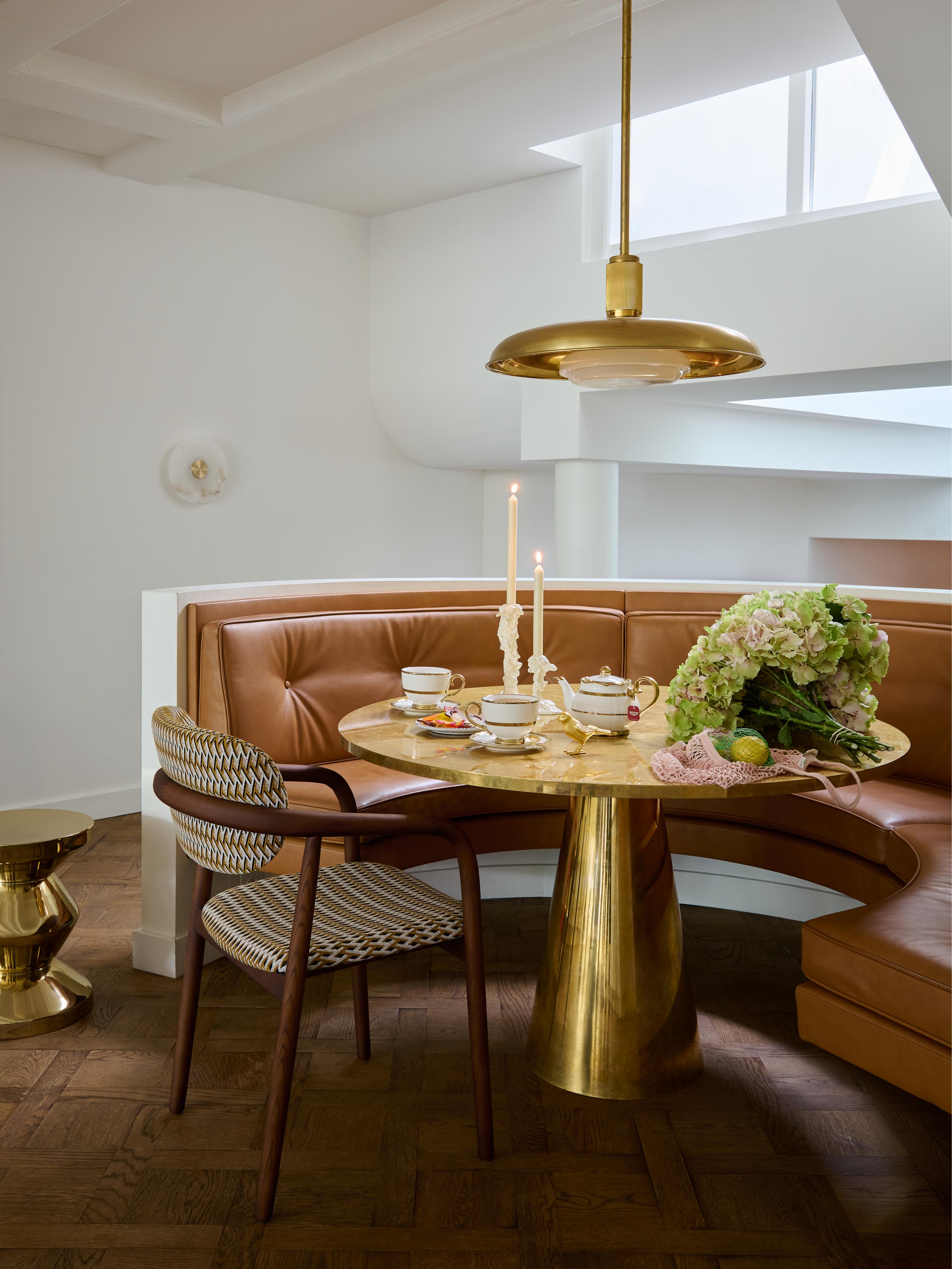 Krzesło z podłokietnikami HENRY orche w geometryczny wzór z drewnianą podstawą