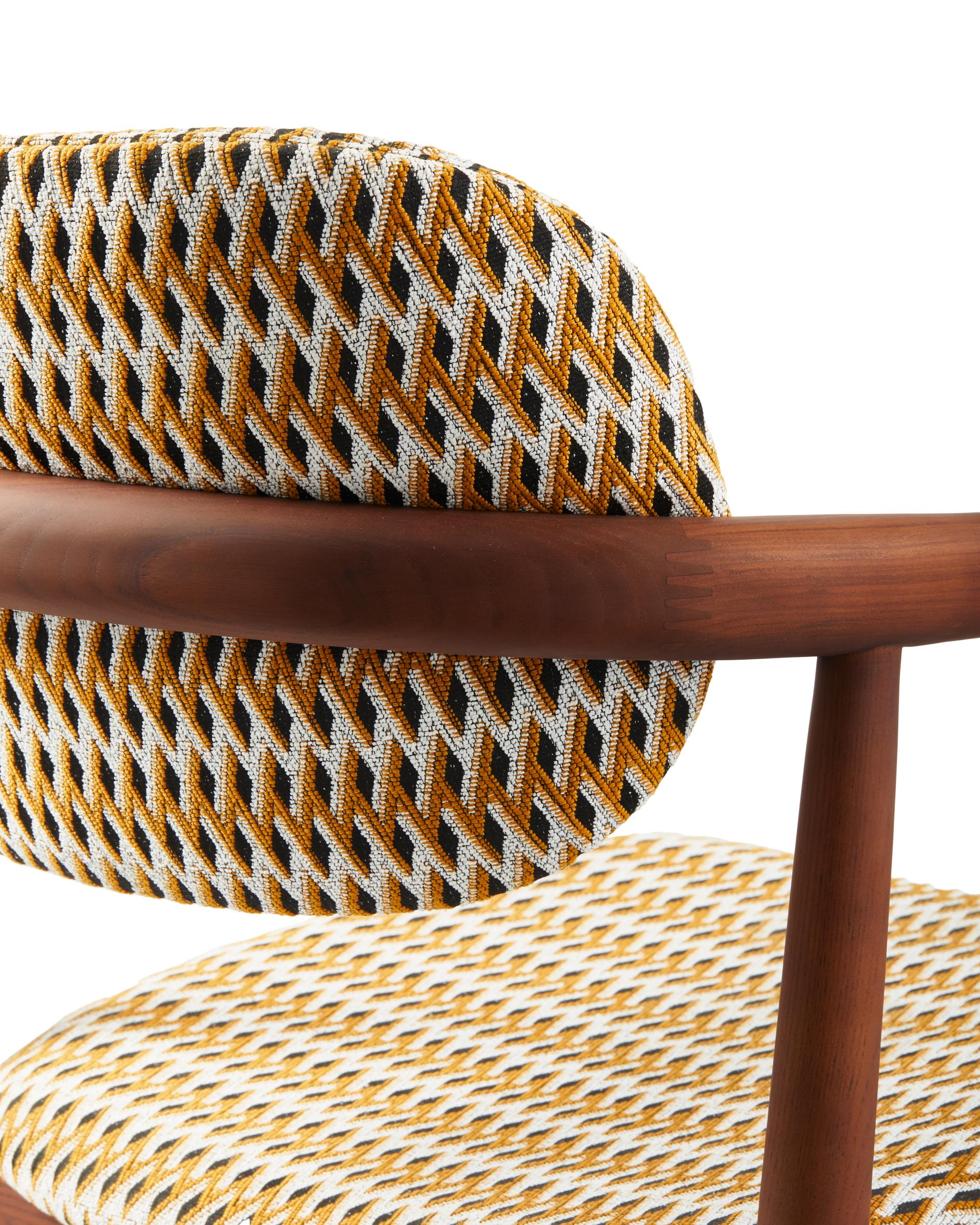 Krzesło z podłokietnikami HENRY orche w geometryczny wzór z drewnianą podstawą