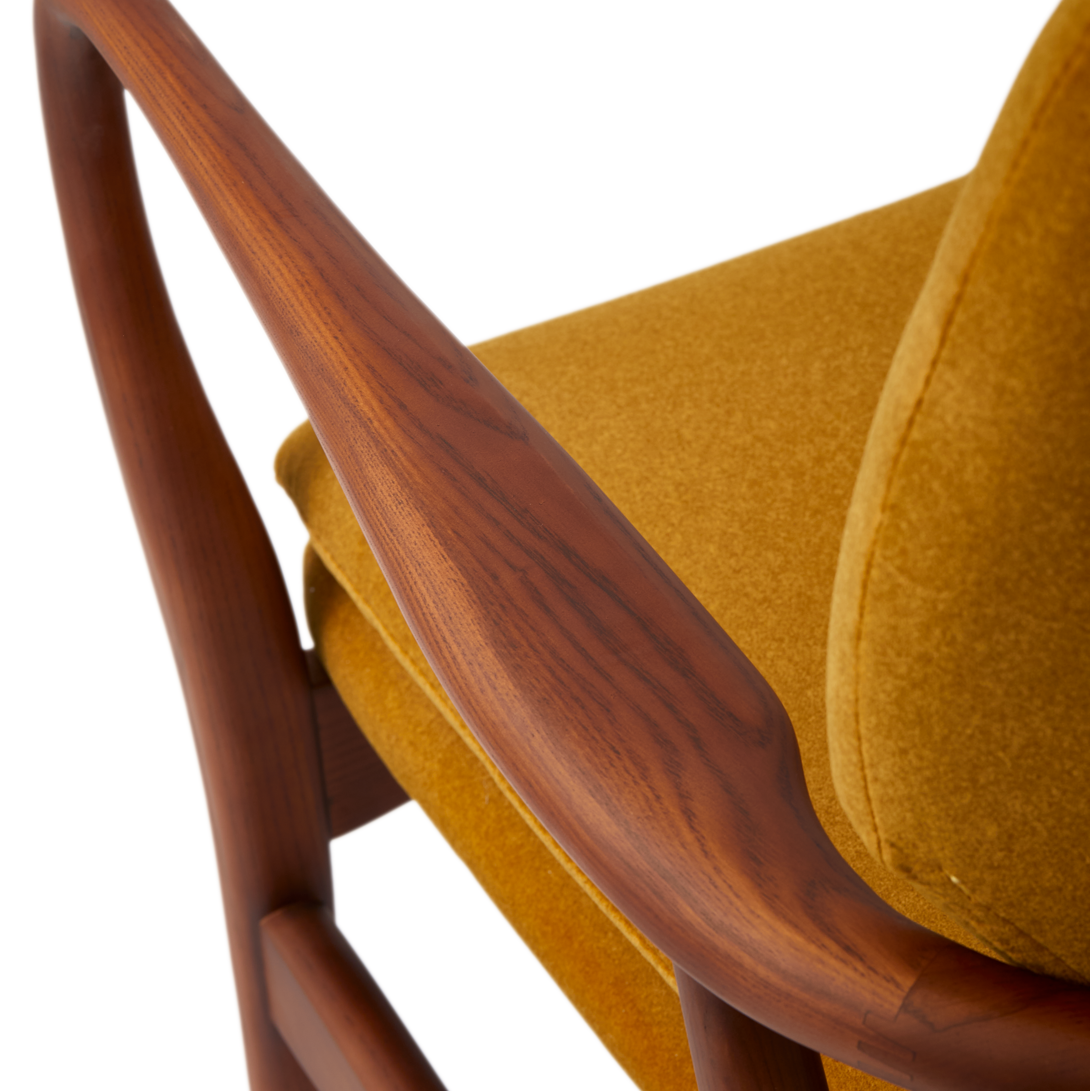 Fotel PEGGY musztardowy z drewnianą podstawą