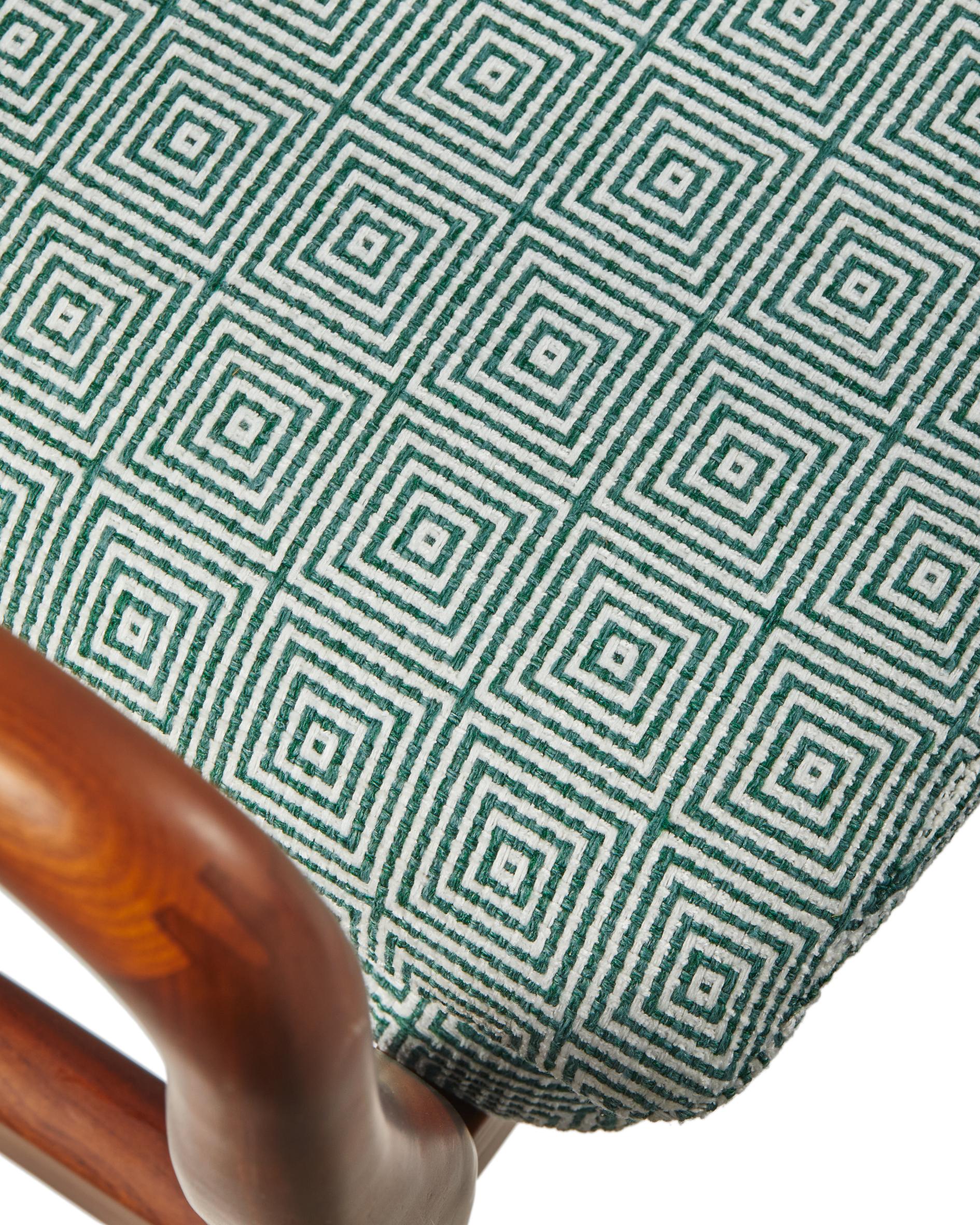 Fotel PEGGY zielony w geometryczne wzory z drewnianą podstawą