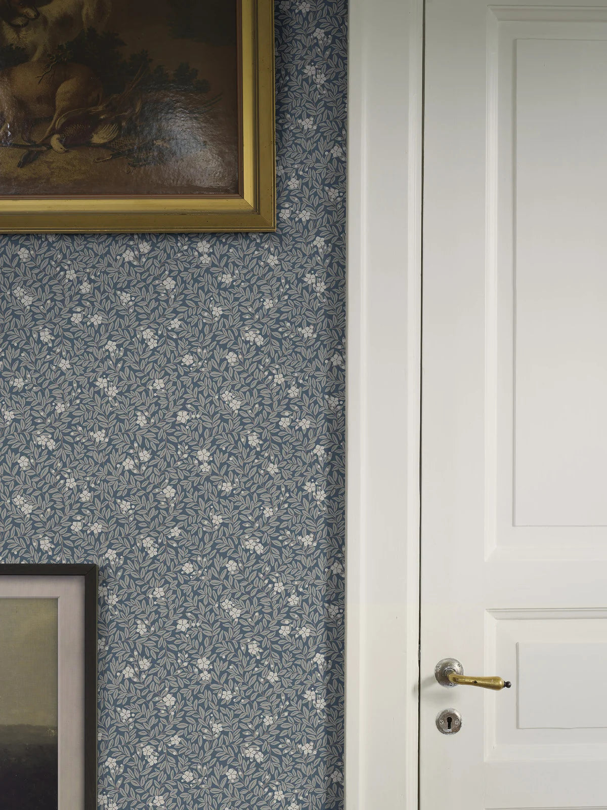 Tapeta z roślinnym motywem kwiatów i liści MYRTEN niebieski z białym