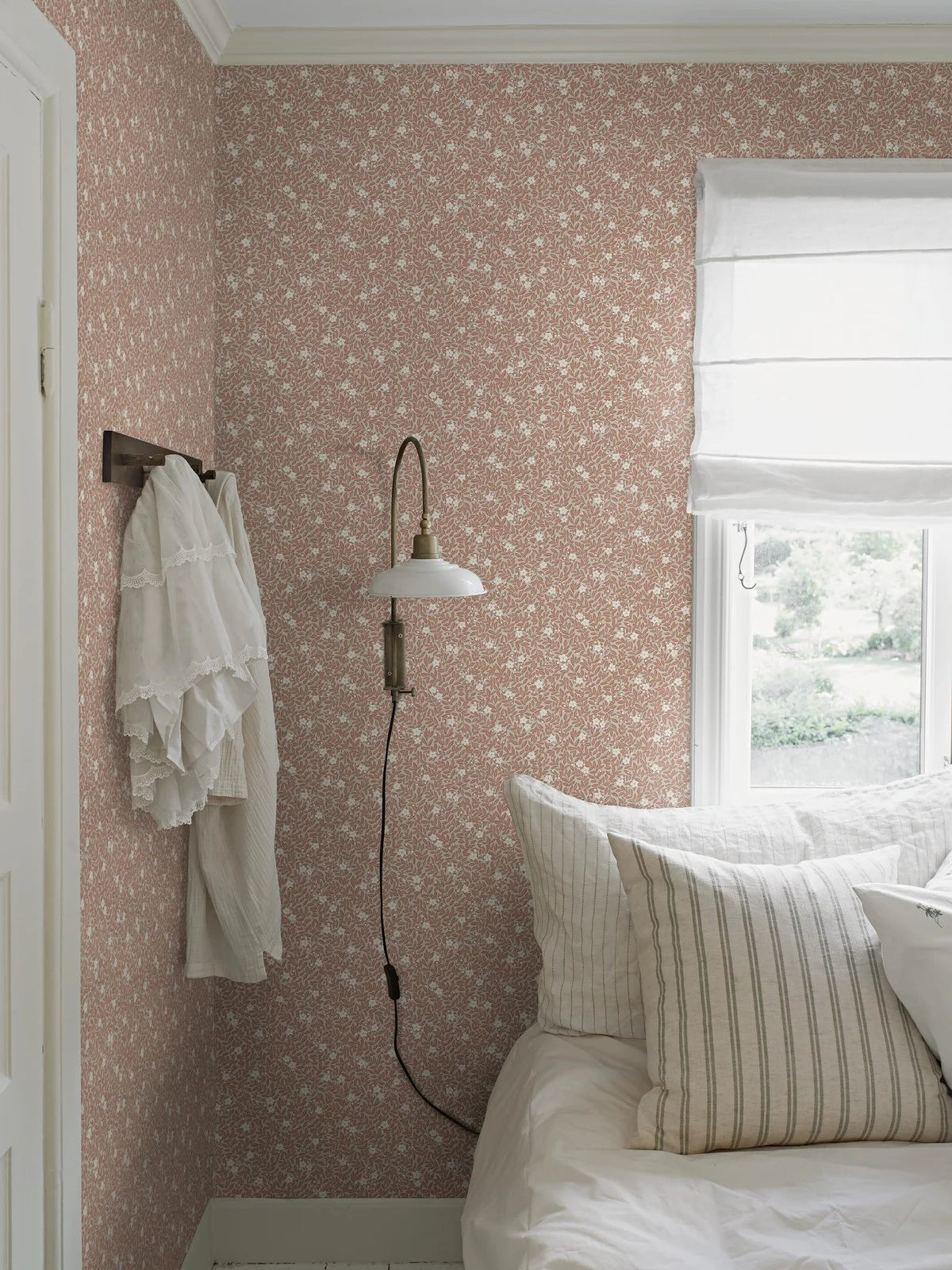 Tapeta z roślinnym motywem kwiatów i liści MYRTEN różowy z białym