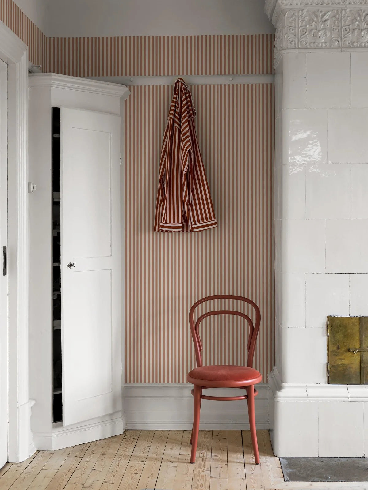 Tapete mit Streifenmuster MÖLLE STRIPE rot mit beige
