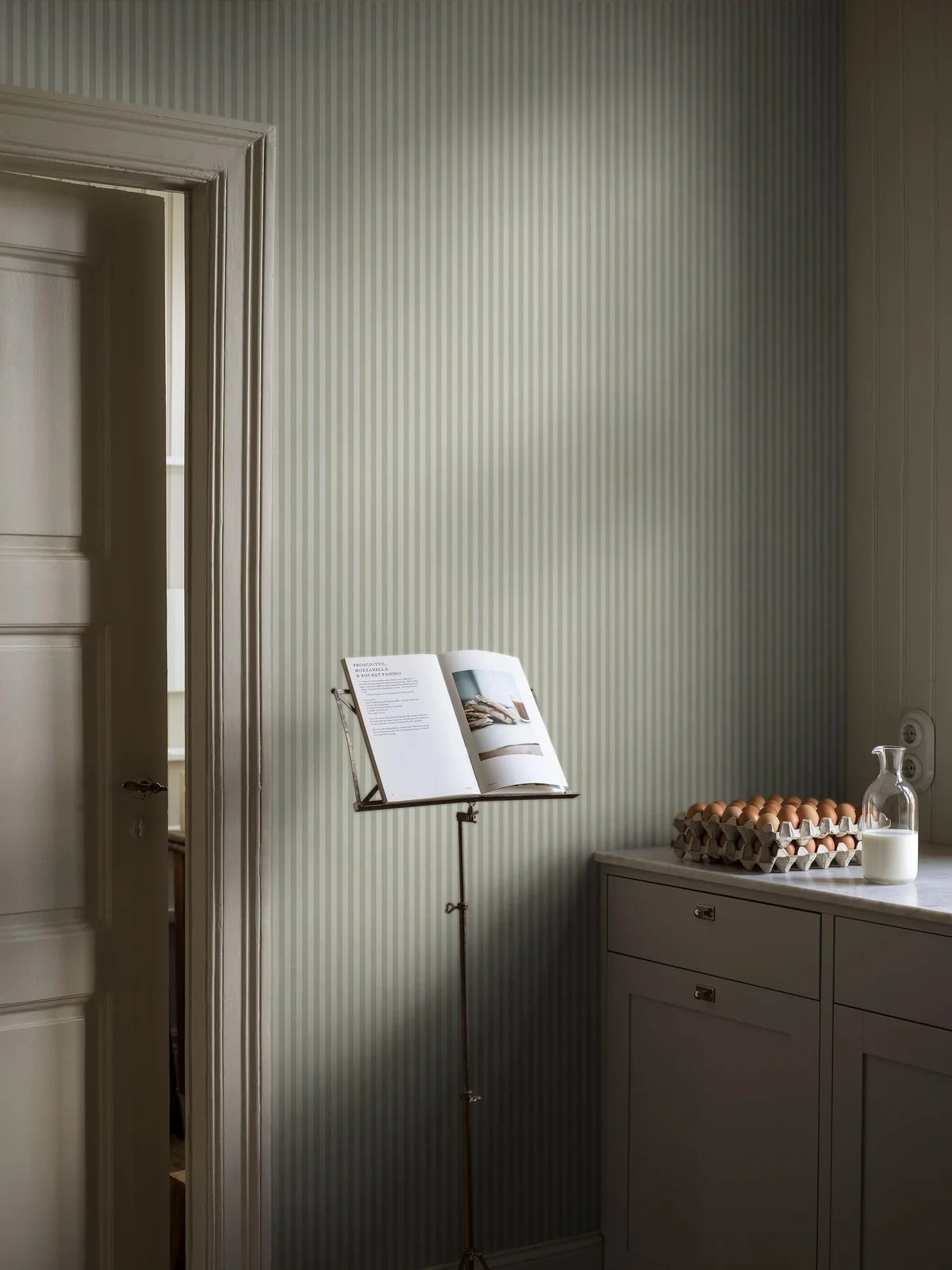 Tapete mit Streifenmuster MÖLLE STRIPE grau mit beige