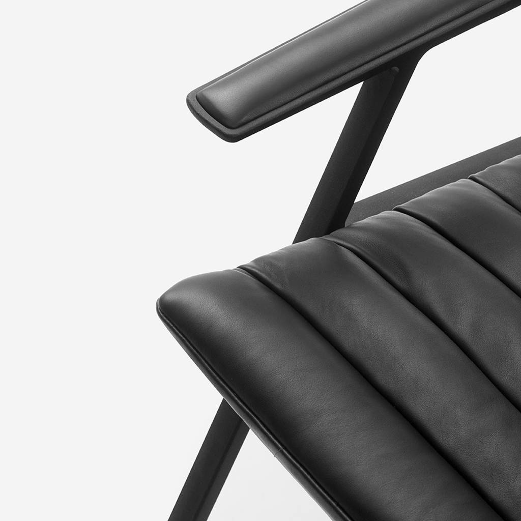 Fotel 456 czarna skóra z ciemną metalową podstawą