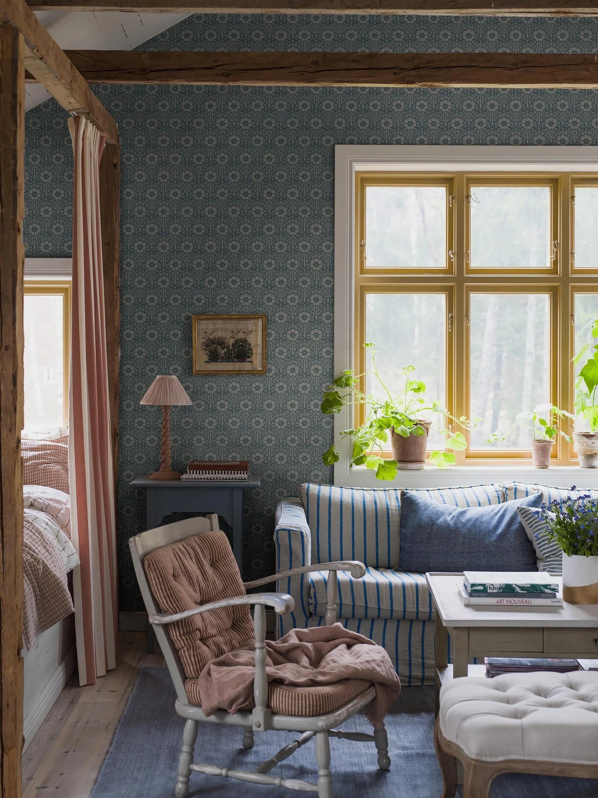Floral Pattern Wallpaper in Blue and White - NYPONROS
