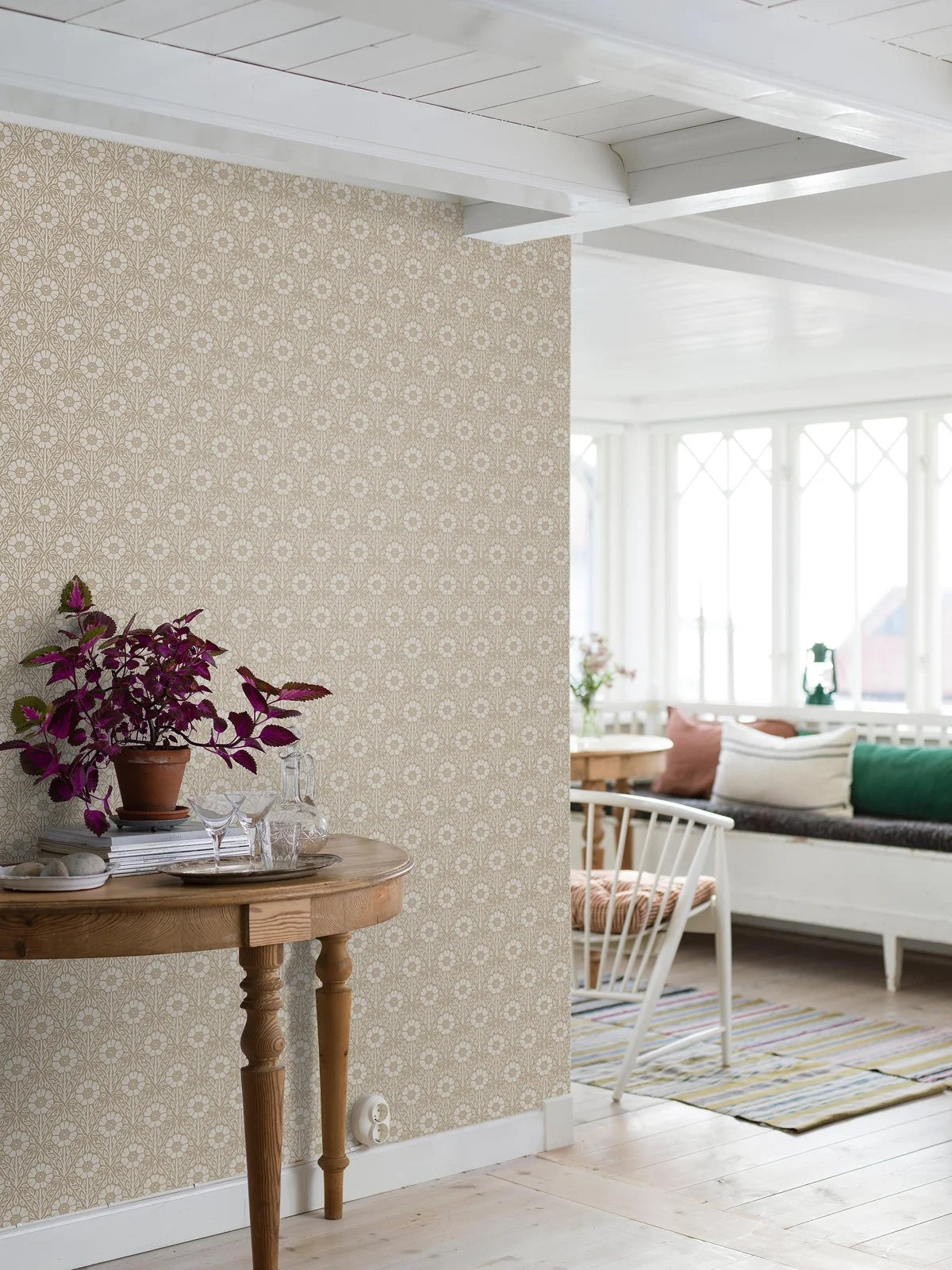 Tapeta z motywem roślinnym w kwiaty NYPONROS brązowy z białym