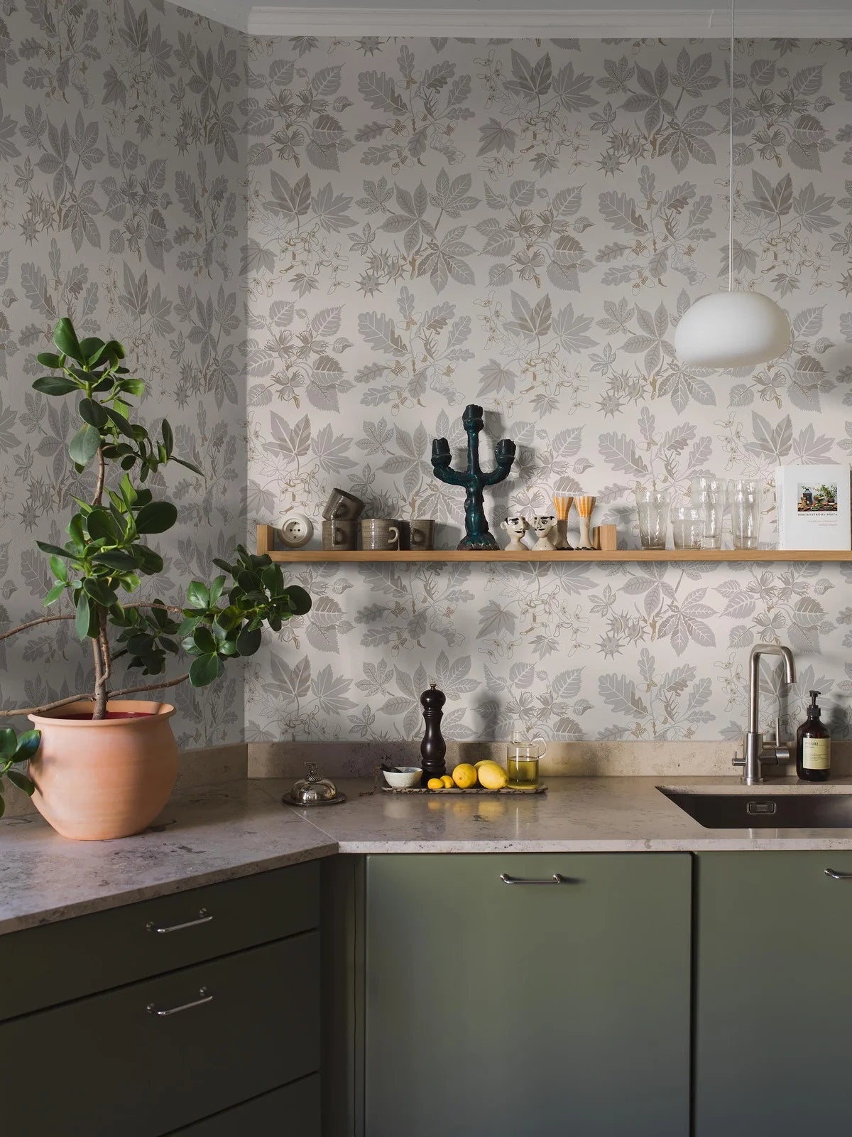 Tapeta z motywem roślinnym w liście ARBORETUM kremowy z szarym