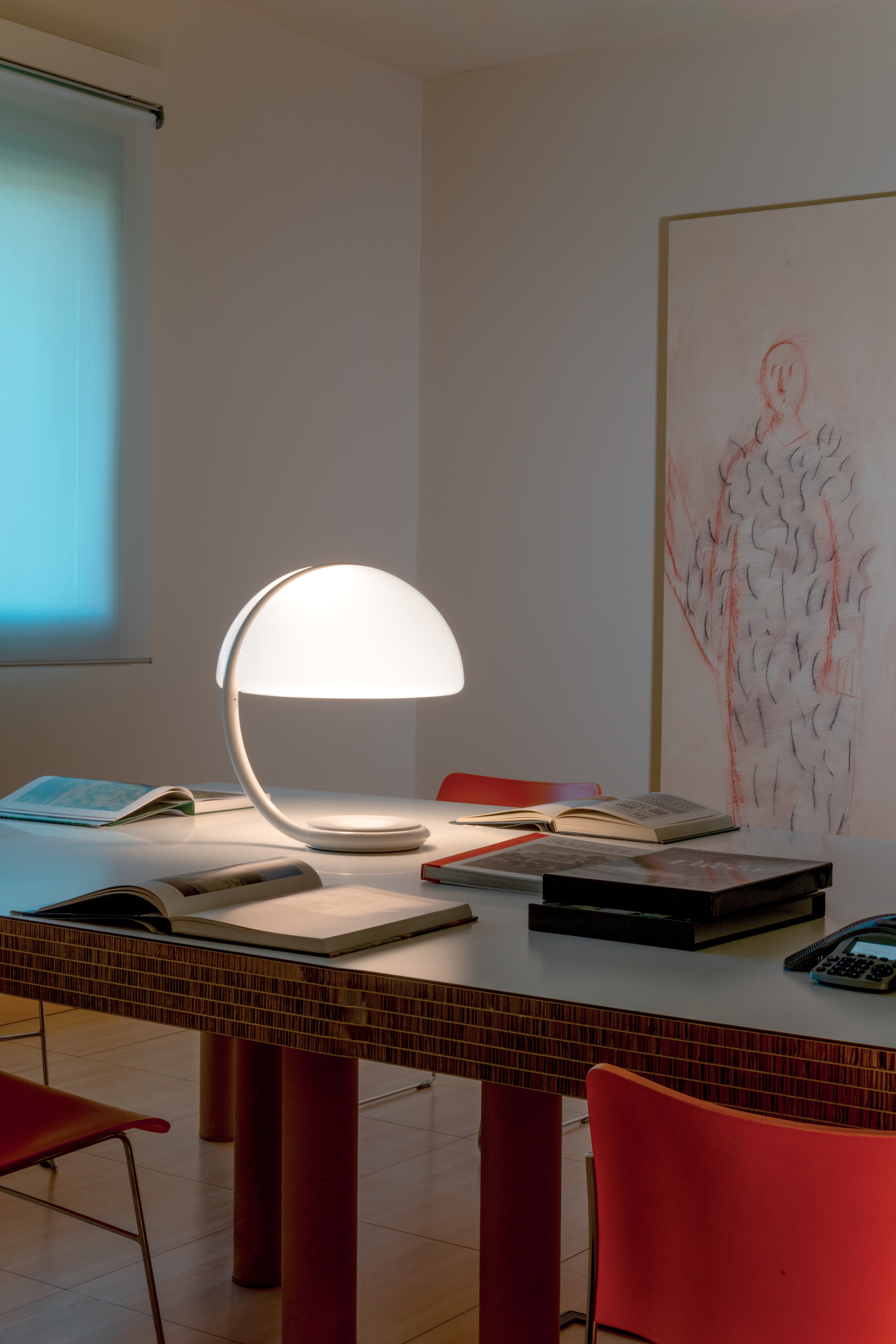 Lampa stołowa SERPENTE opalowy klosz z białą podstawą