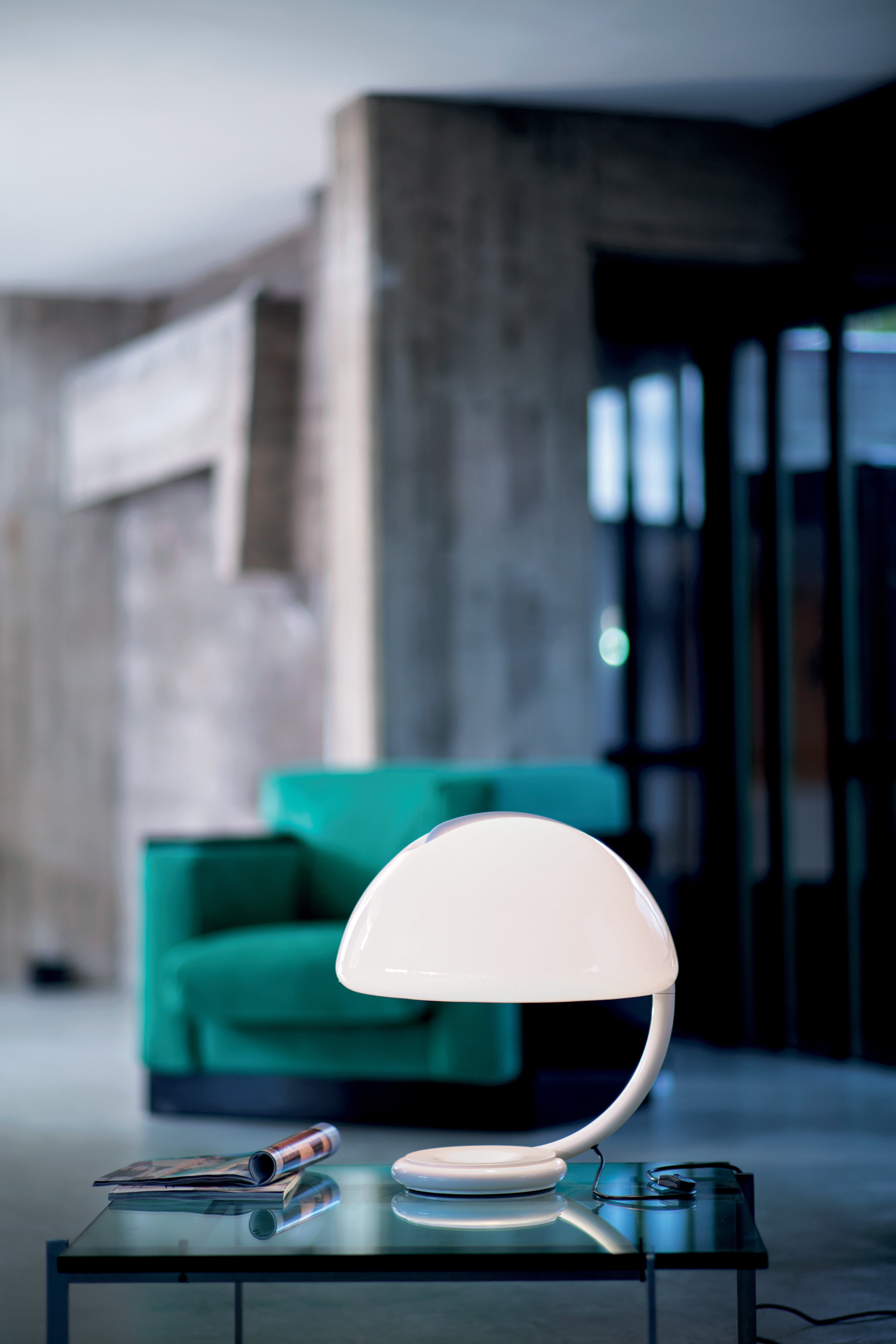 Lampa stołowa SERPENTE opalowy klosz z białą podstawą