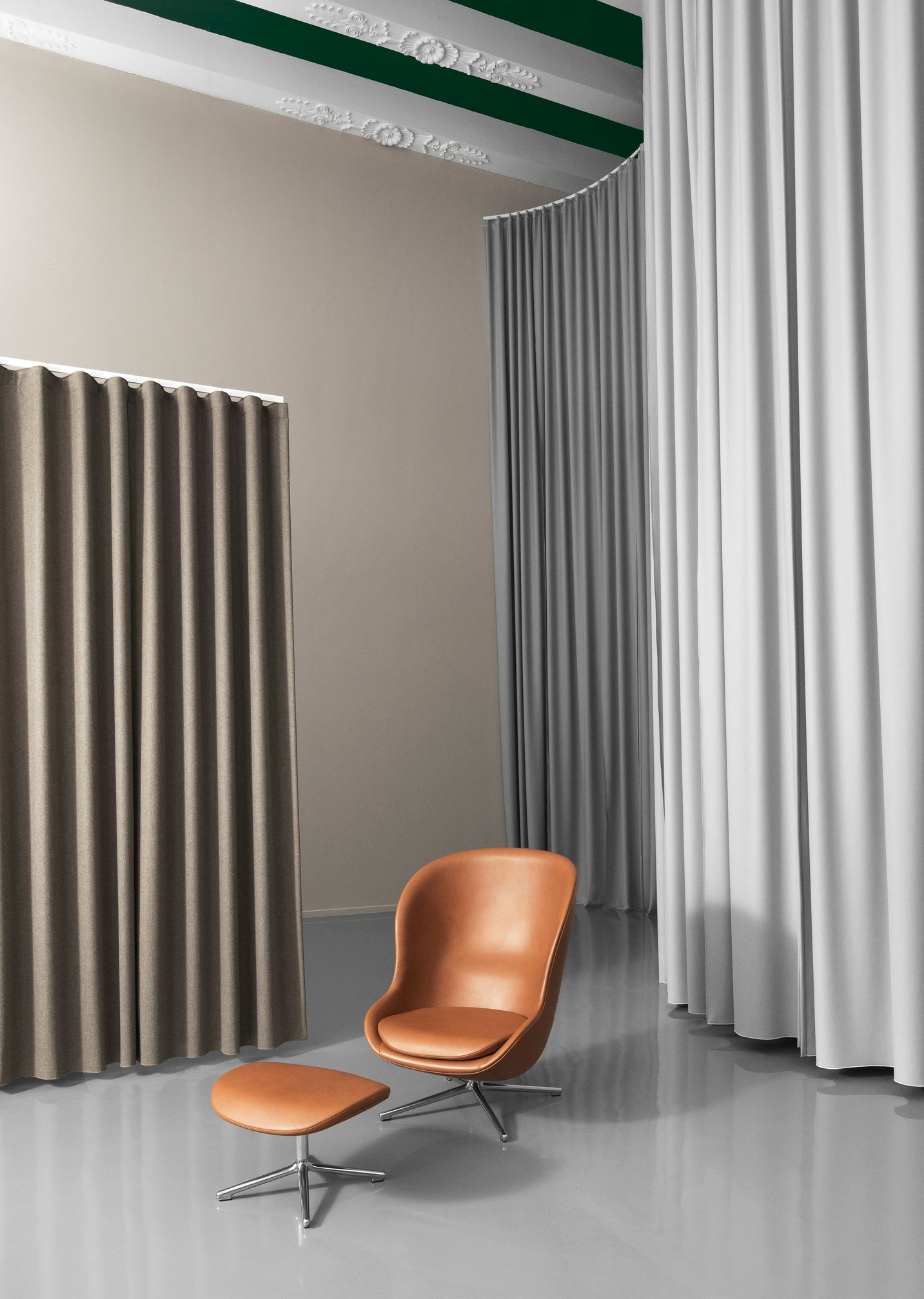 Hyg hoher gepolsterter Sessel mit einer Aluminiumbasis