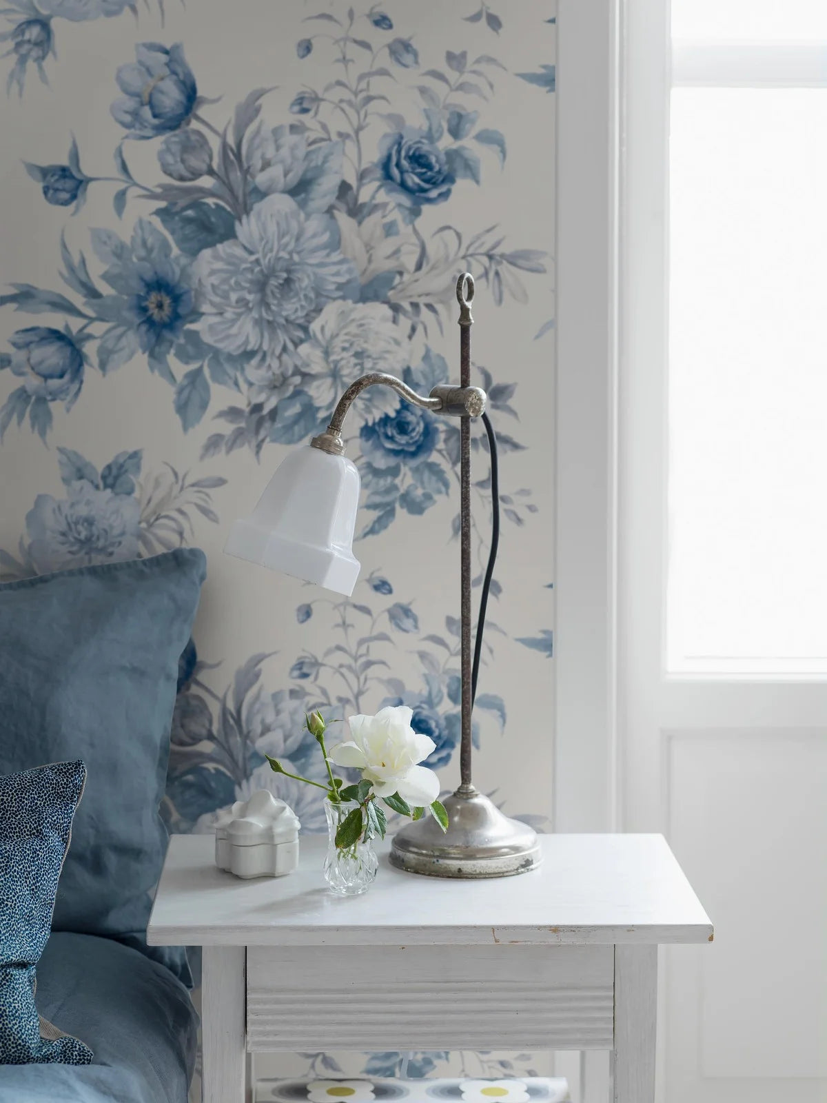 Tapeta flizelinowa papierowa z roślinnym wzorem FLORAL CHARM ciepły biały z niebieskim