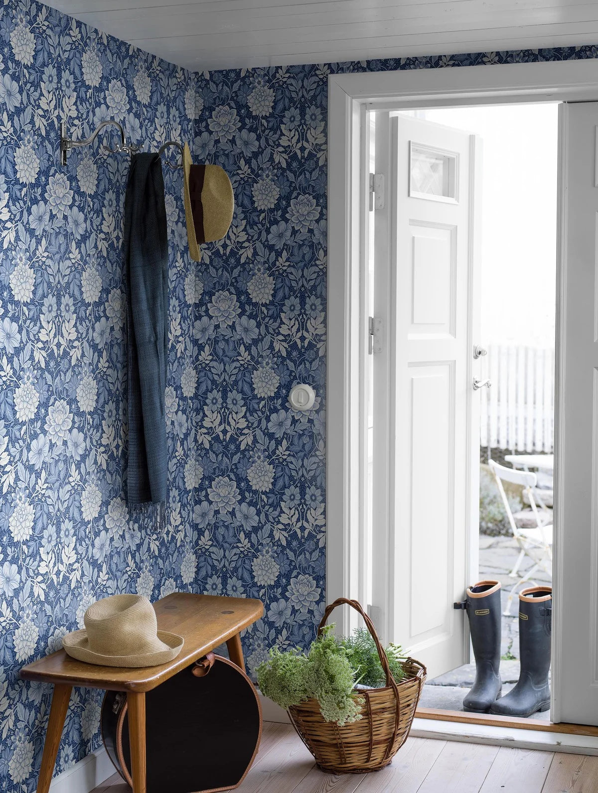 Tapeta flizelinowa papierowa z roślinnym wzorem DAHLIA GARDEN niebieski z białym