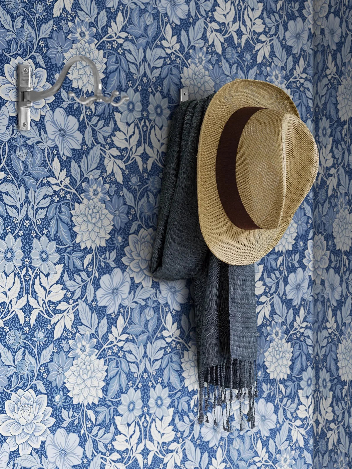 Tapeta flizelinowa papierowa z roślinnym wzorem DAHLIA GARDEN niebieski z białym