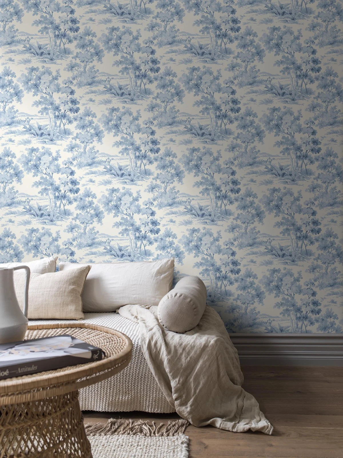 Tapeta flizelinowa papierowa z roślinnym wzorem COUNTRYSIDE MORNING biały z niebieskim