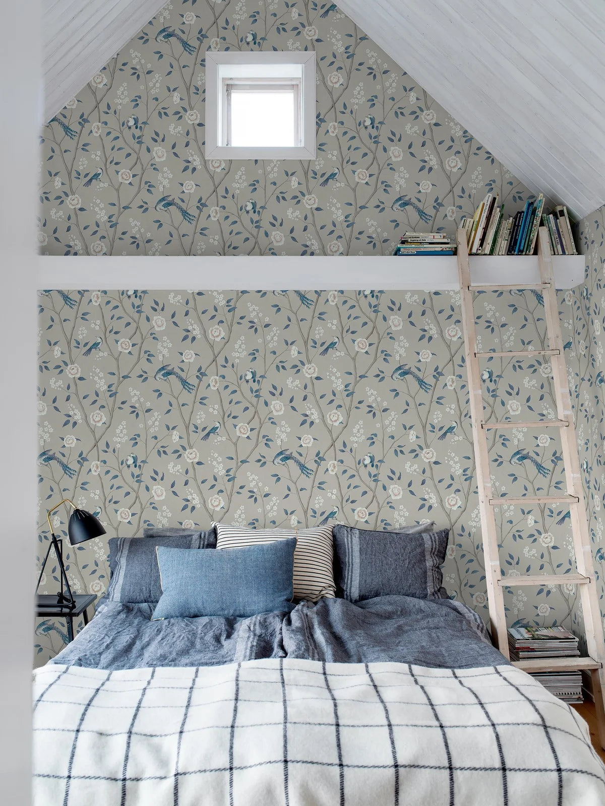 Tapeta flizelinowa papierowa z roślinnym wzorem PARADISE BIRDS ciemny beż z niebieskim