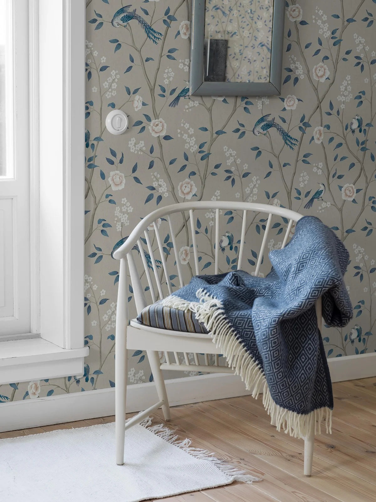 Tapeta flizelinowa papierowa z roślinnym wzorem PARADISE BIRDS ciemny beż z niebieskim