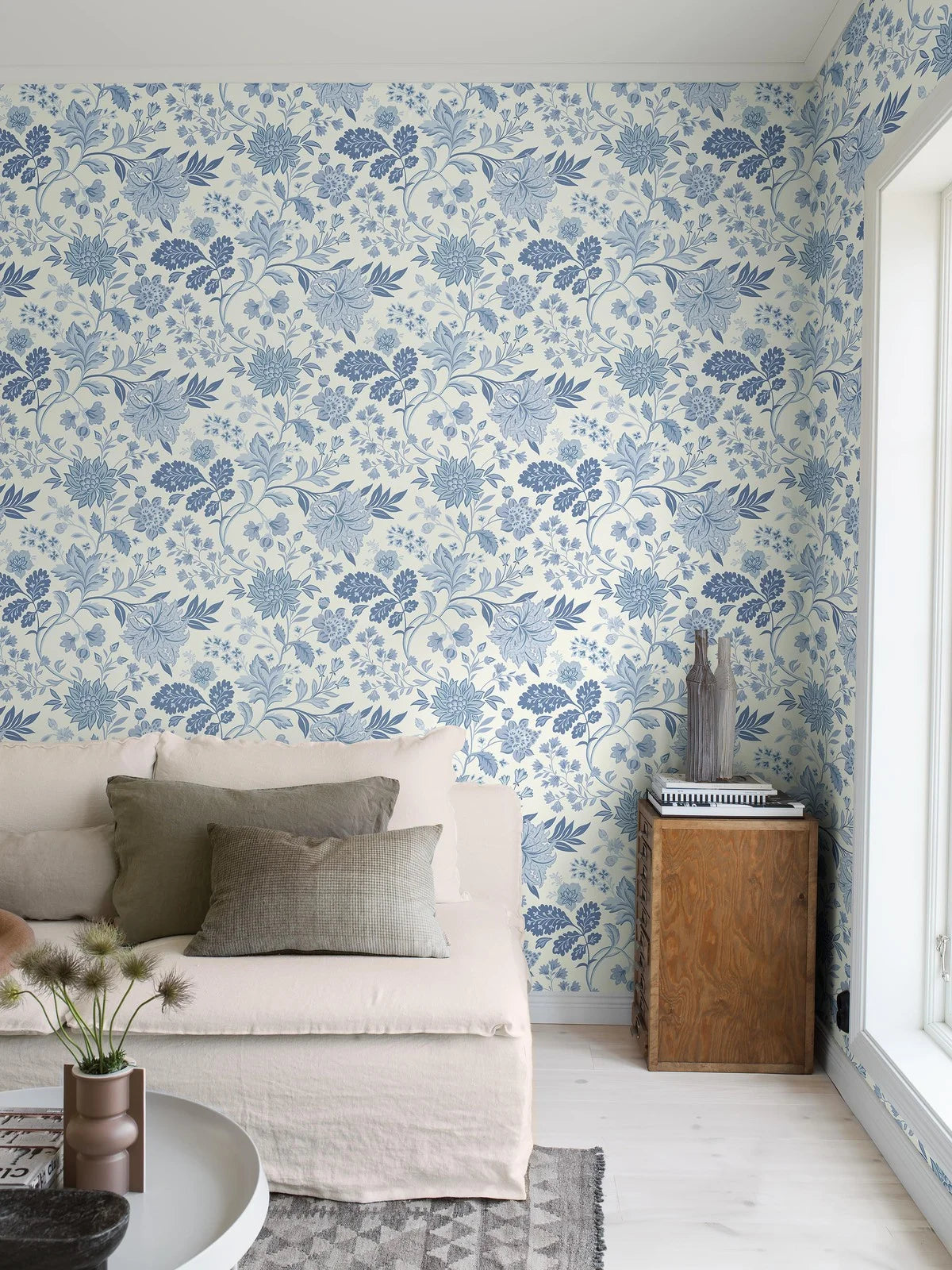 Non-woven paper wallpaper with a floral pattern ALICIA warm white with blue