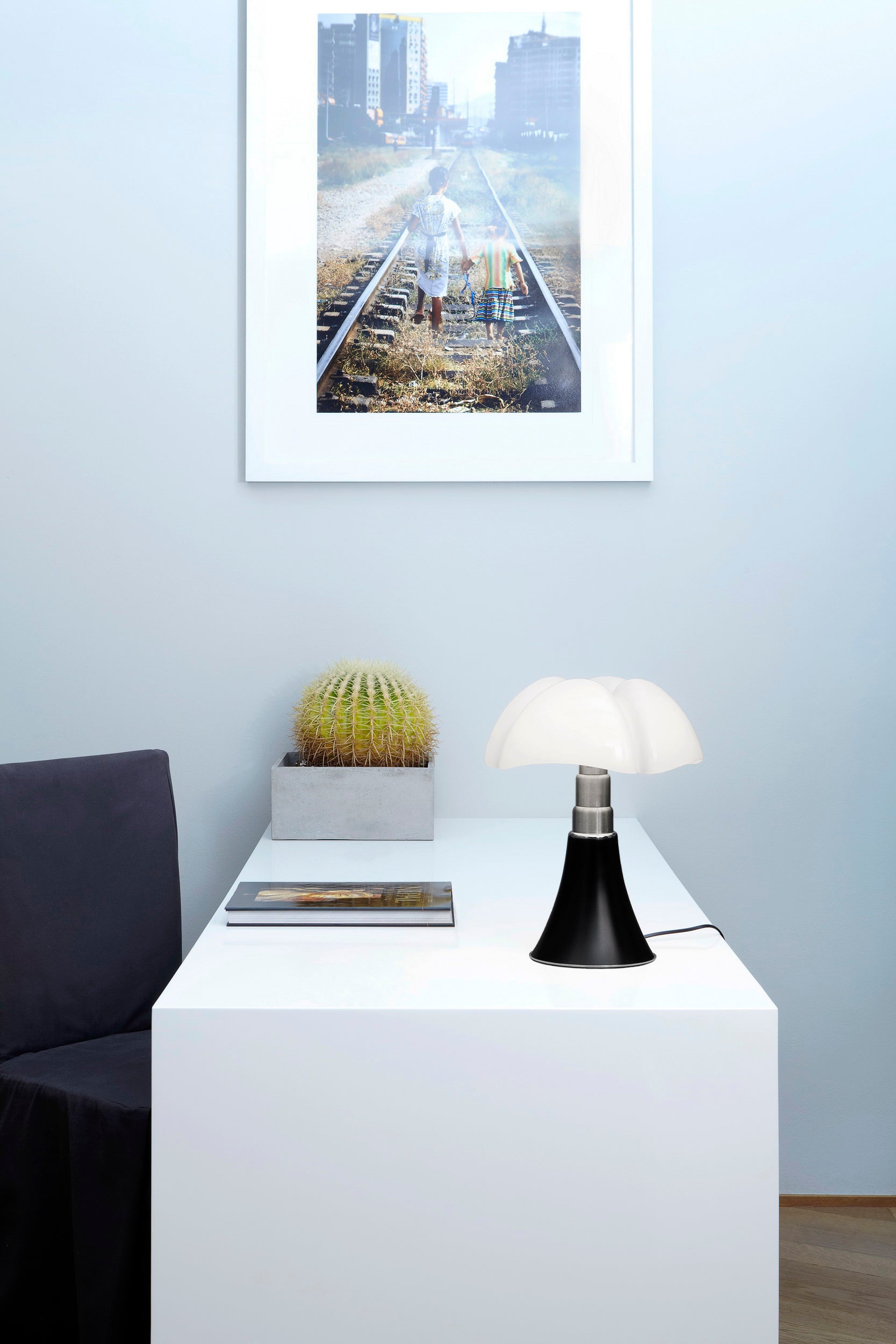 Lampa stołowa MINIPIPISTRELLO opalowy klosz z brązową matową podstawą