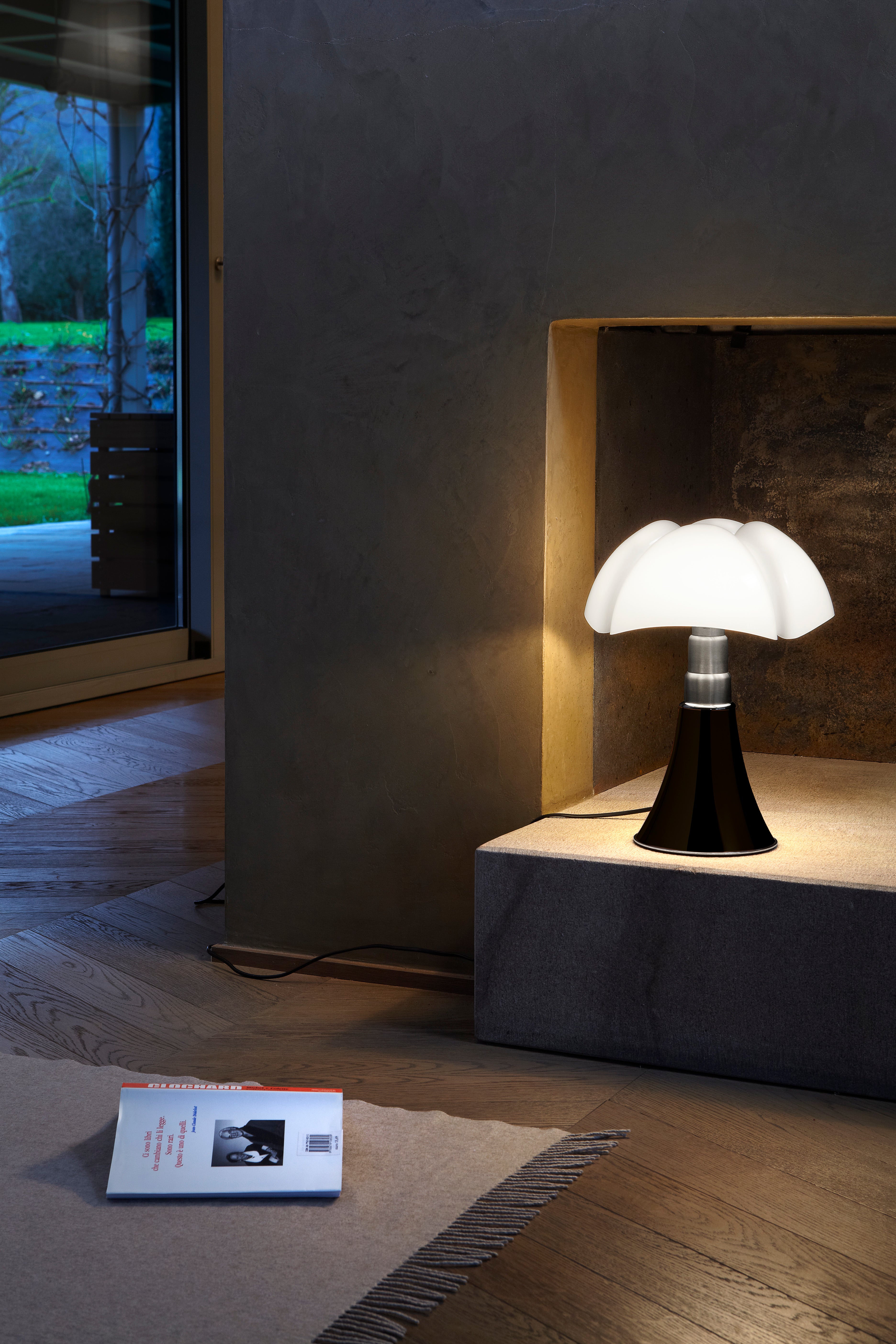 Lampa stołowa MINIPIPISTRELLO opalowy klosz z brązową matową podstawą