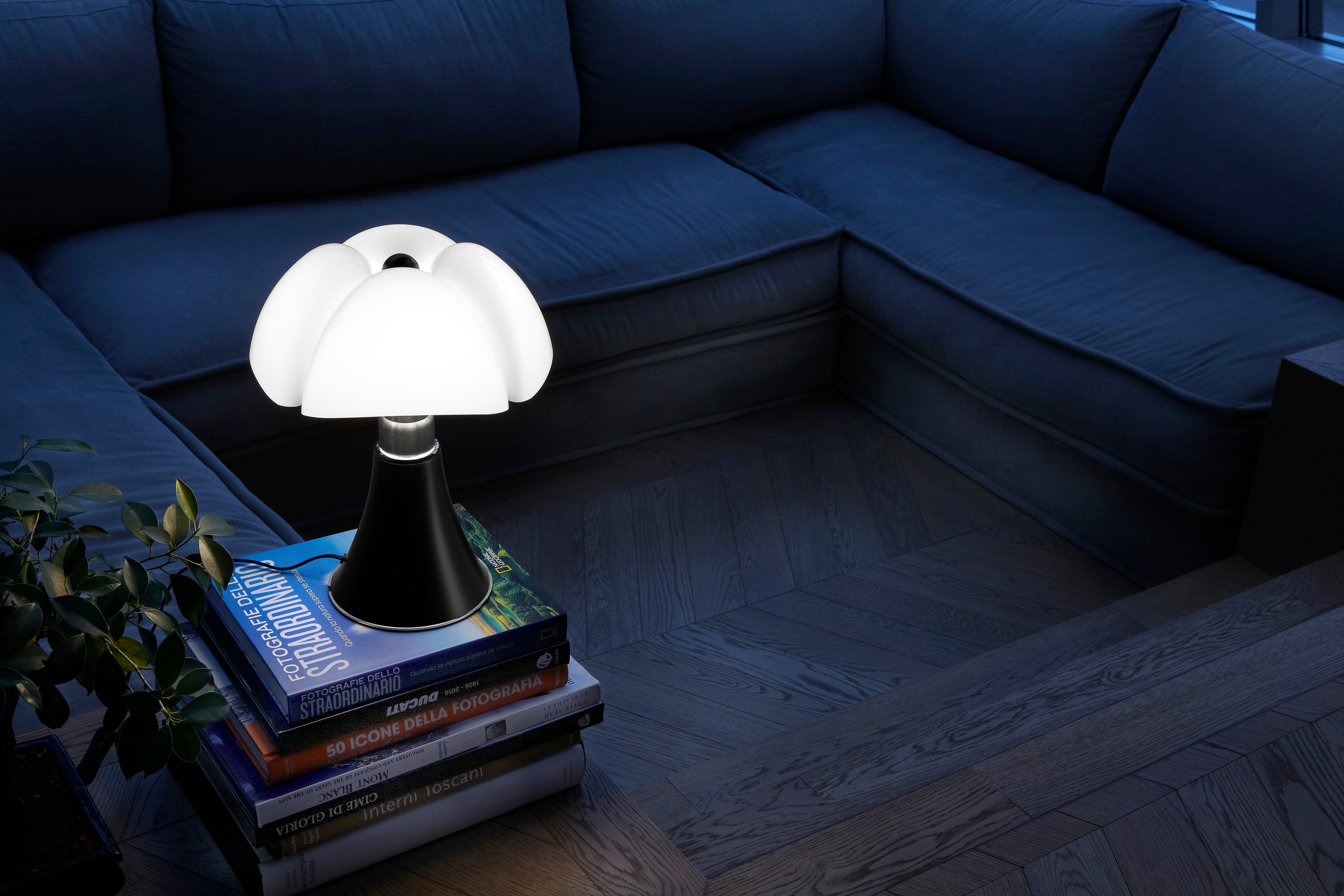 Lampa stołowa MINIPIPISTRELLO opalowy klosz z brązową matową podstawą