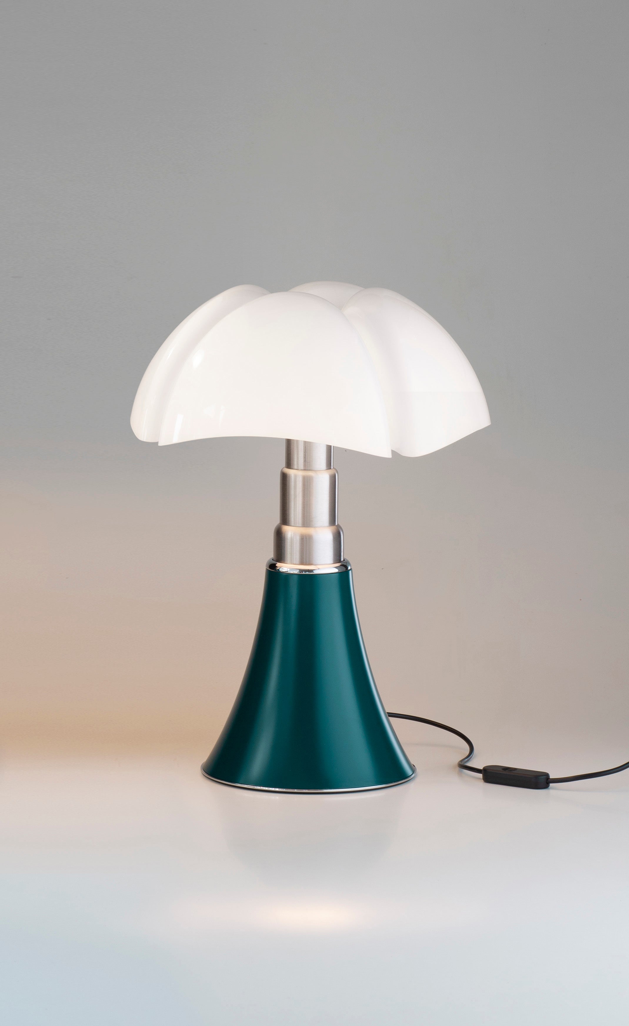 Tischlampe MINIPIPISTRELLO mit opalinem Schirm und dunkelgrünem Fuß