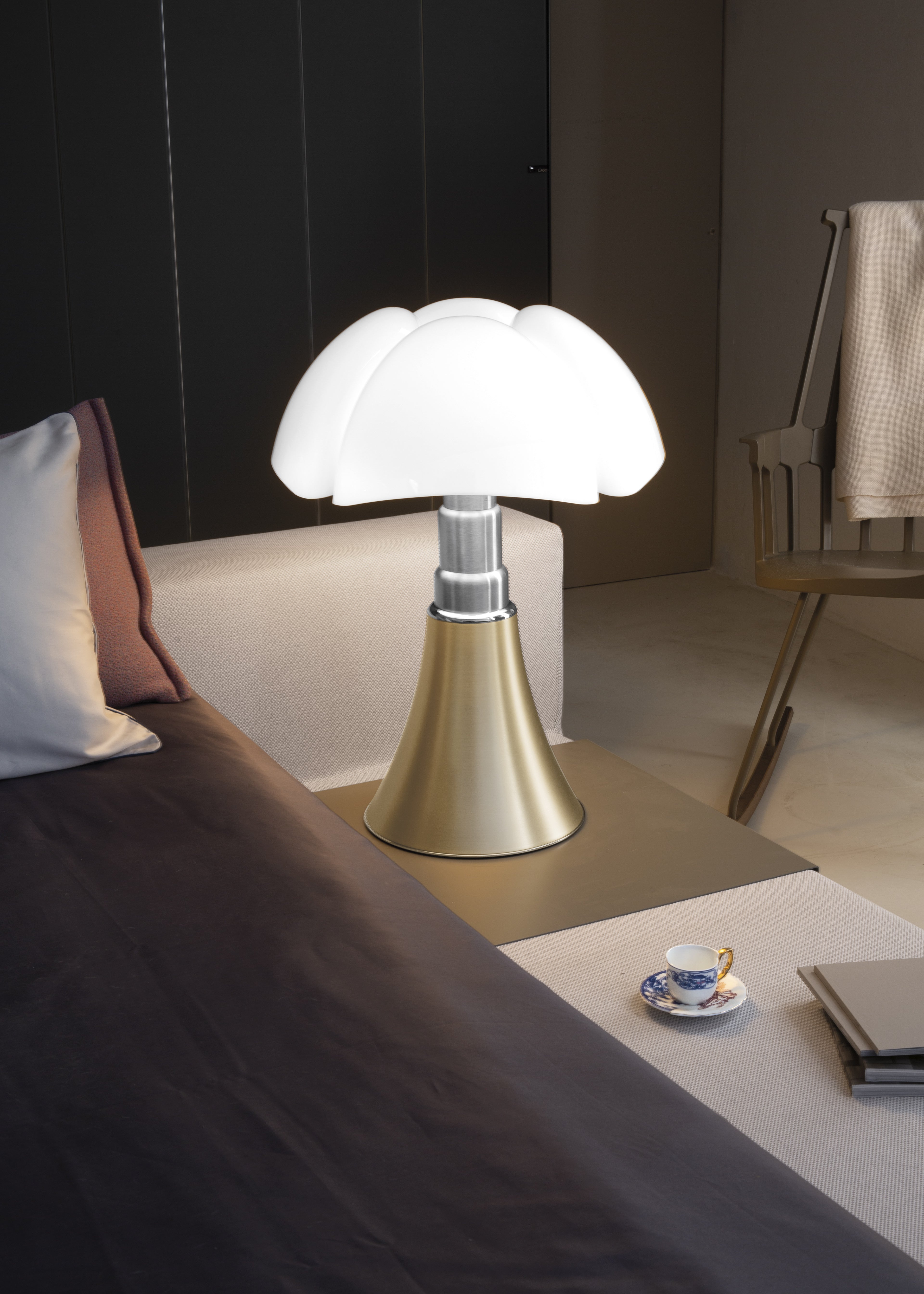 Lampa stołowa PIPISTRELLO opalowy klosz z mosiężną podstawą