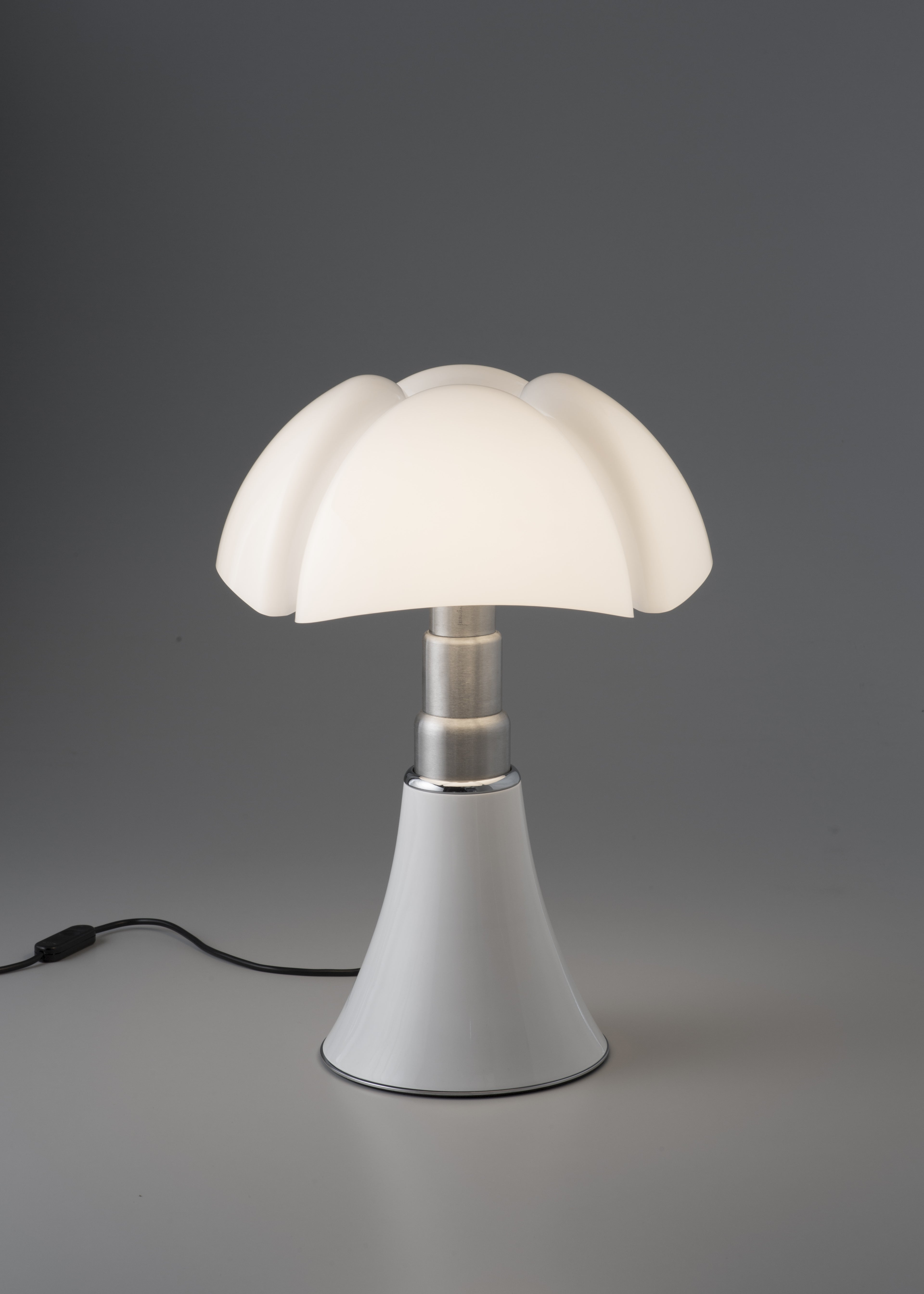 Tischlampe PIPISTRELLO MEDIUM mit opalisiertem Schirm und braunem Fuß