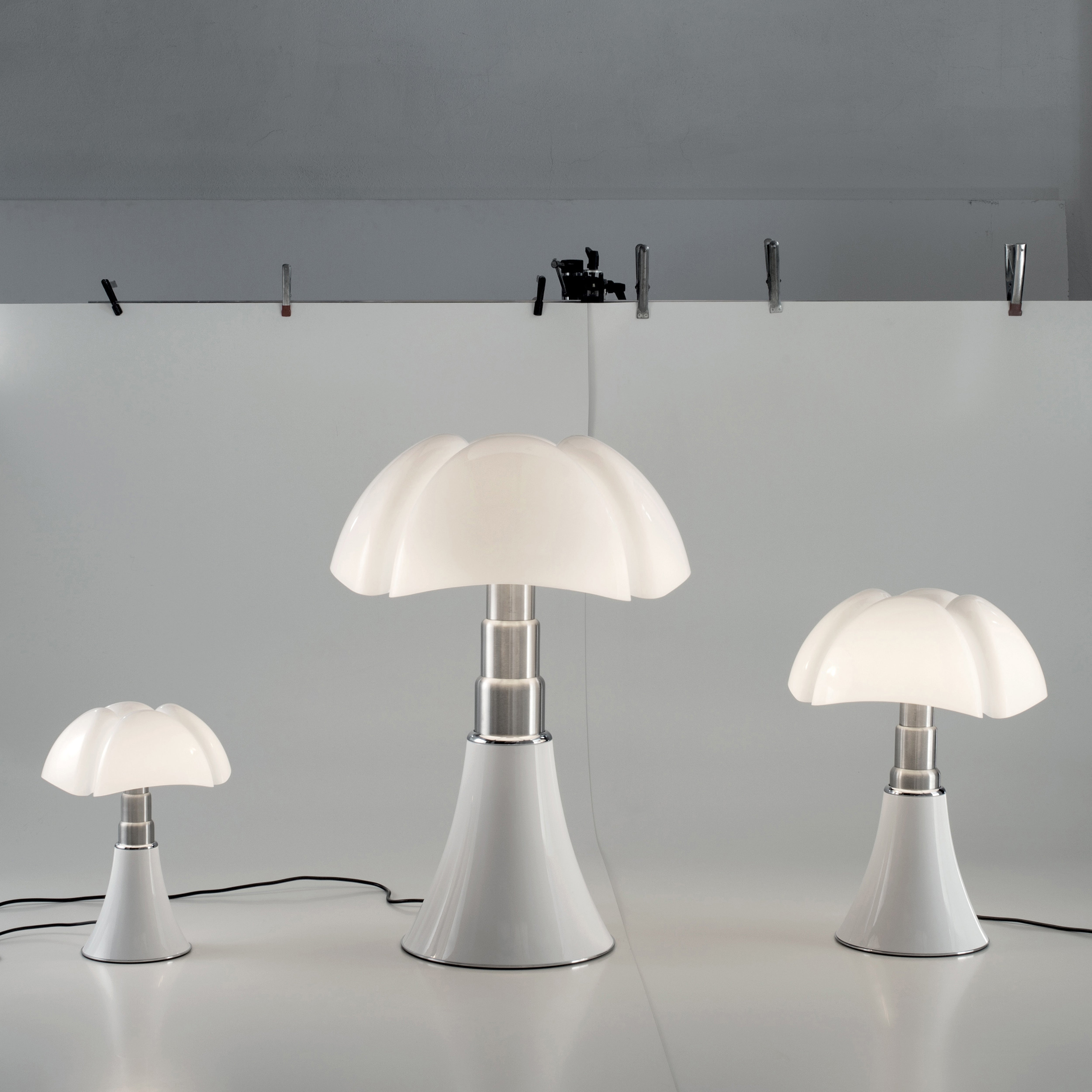 Lampa stołowa PIPISTRELLO MEDIUM opalowy klosz z białą podstawą