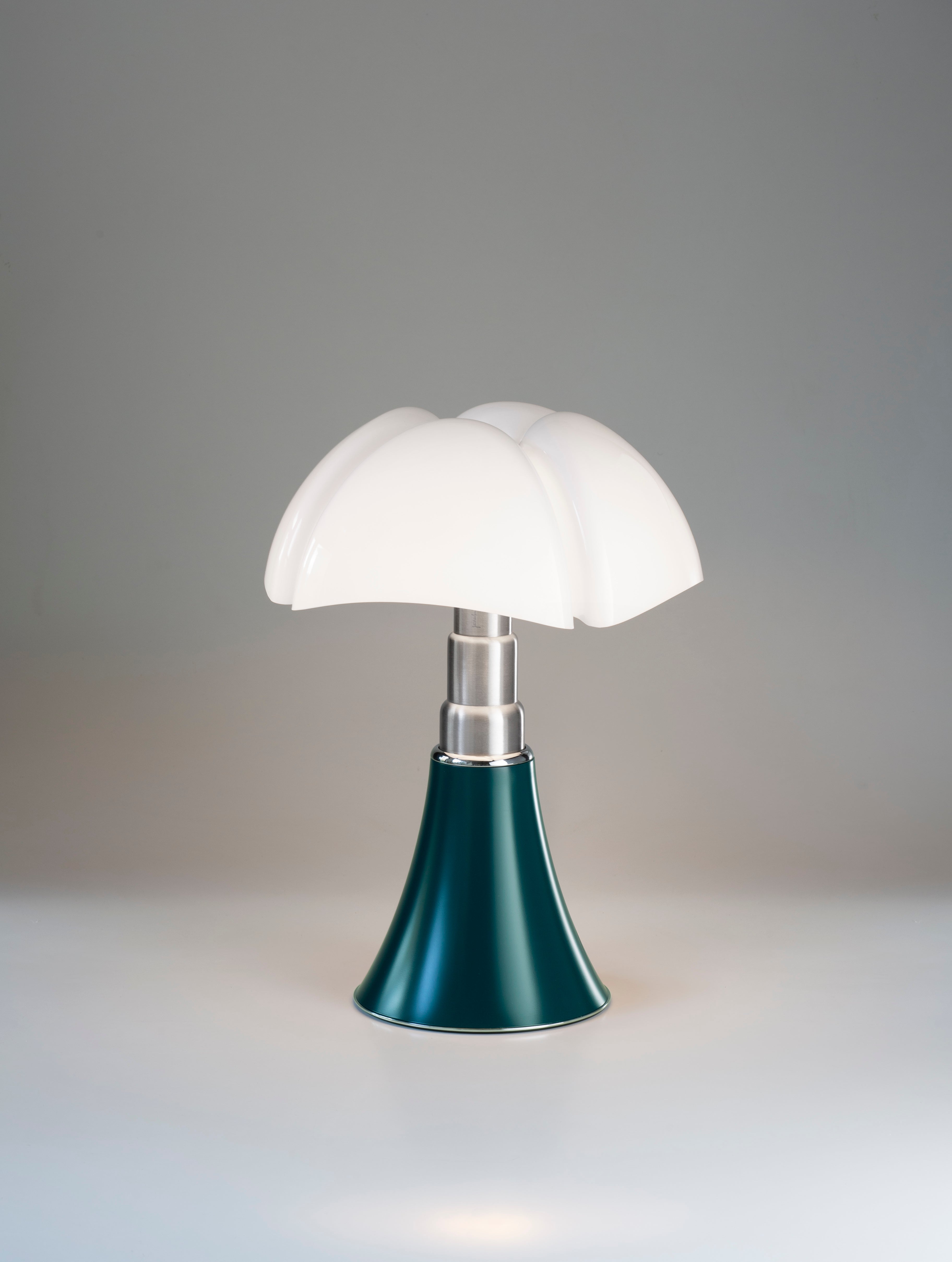 Lampa stołowa PIPISTRELLO MEDIUM opalowy klosz z ciemnozieloną podstawą