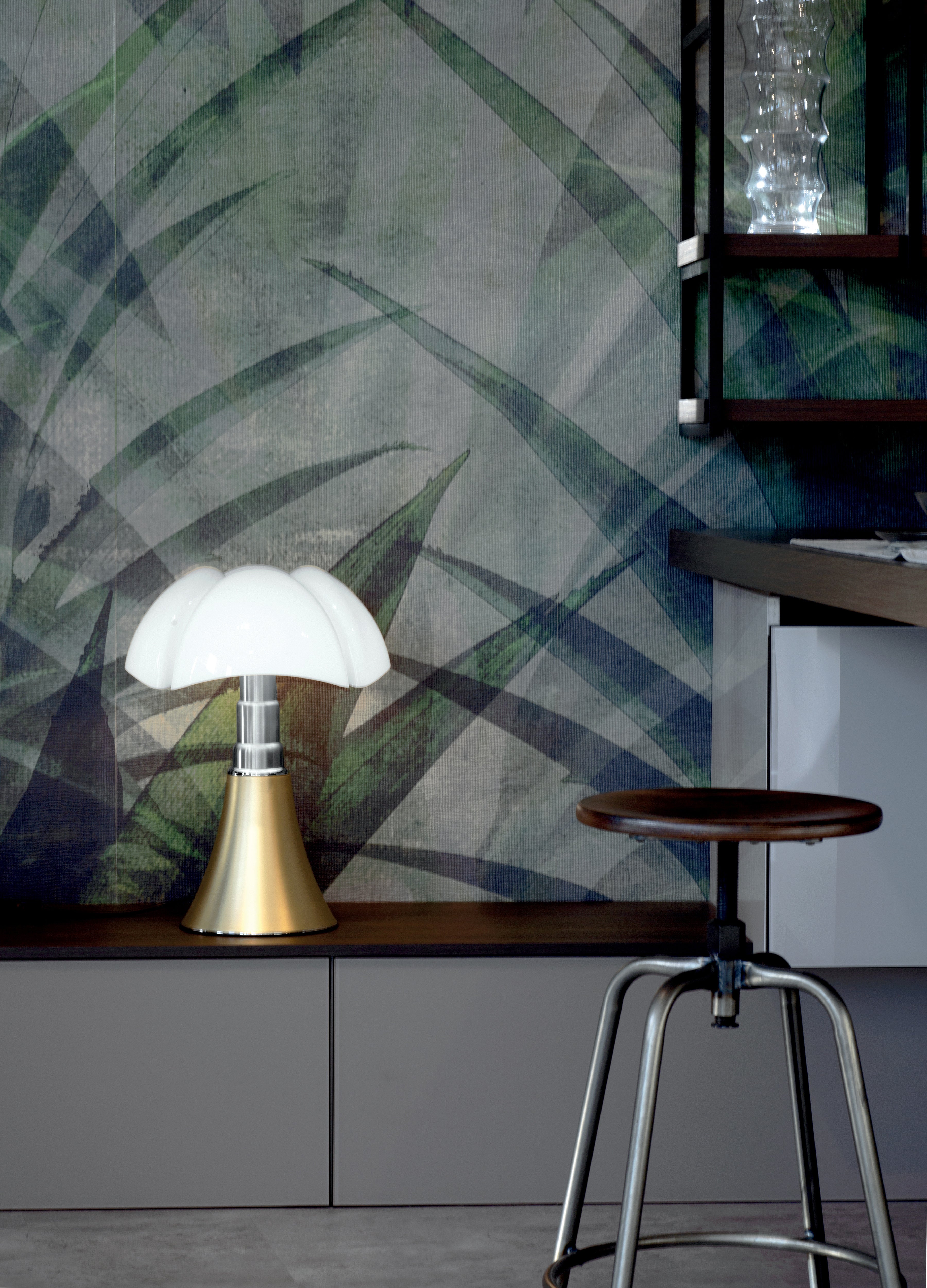 Tischlampe PIPISTRELLO MEDIUM mit opalem Schirm und messingfarbener Basis
