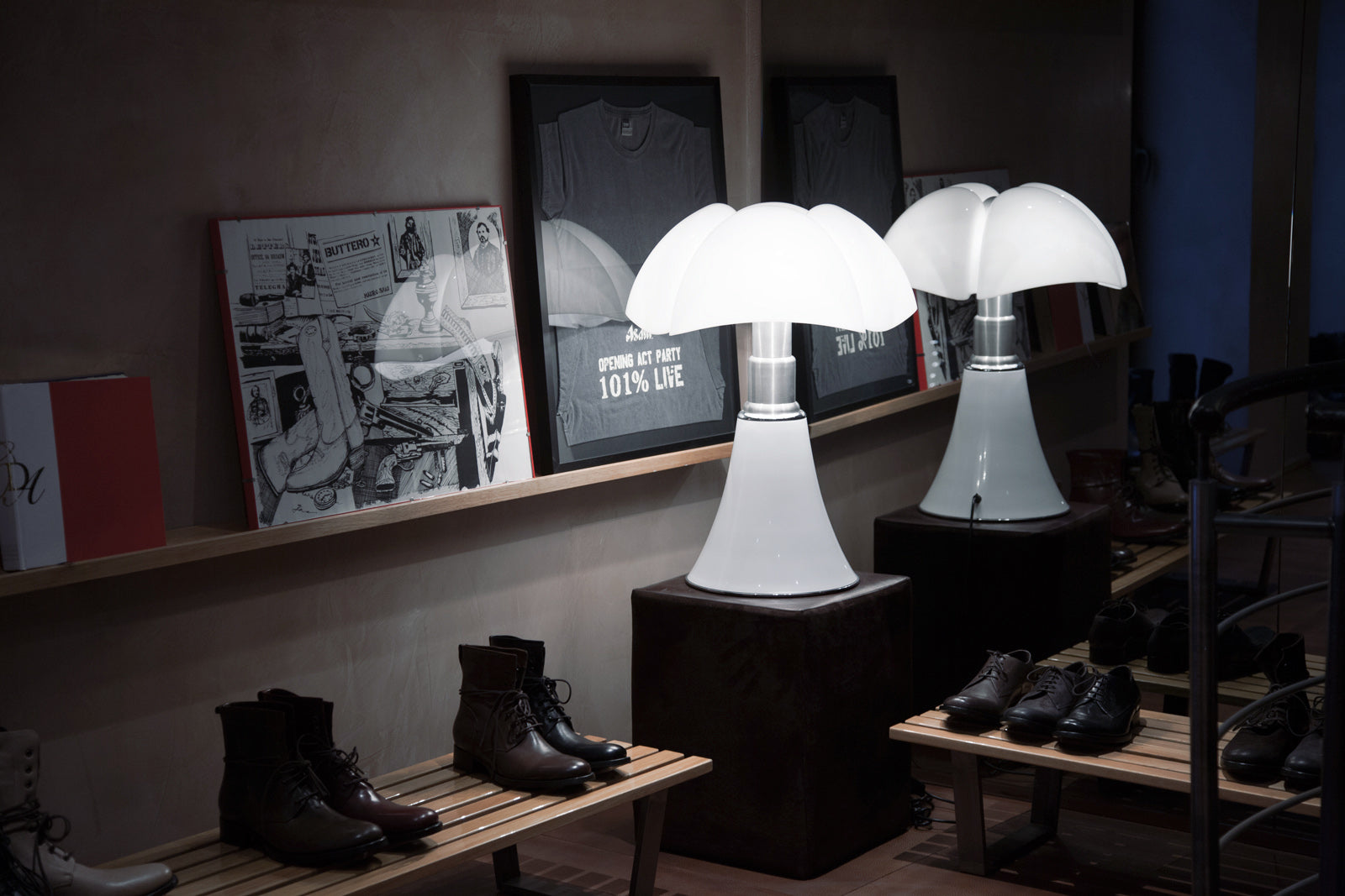 Lampa stołowa PIPISTRELLO opalowy klosz z białą podstawą