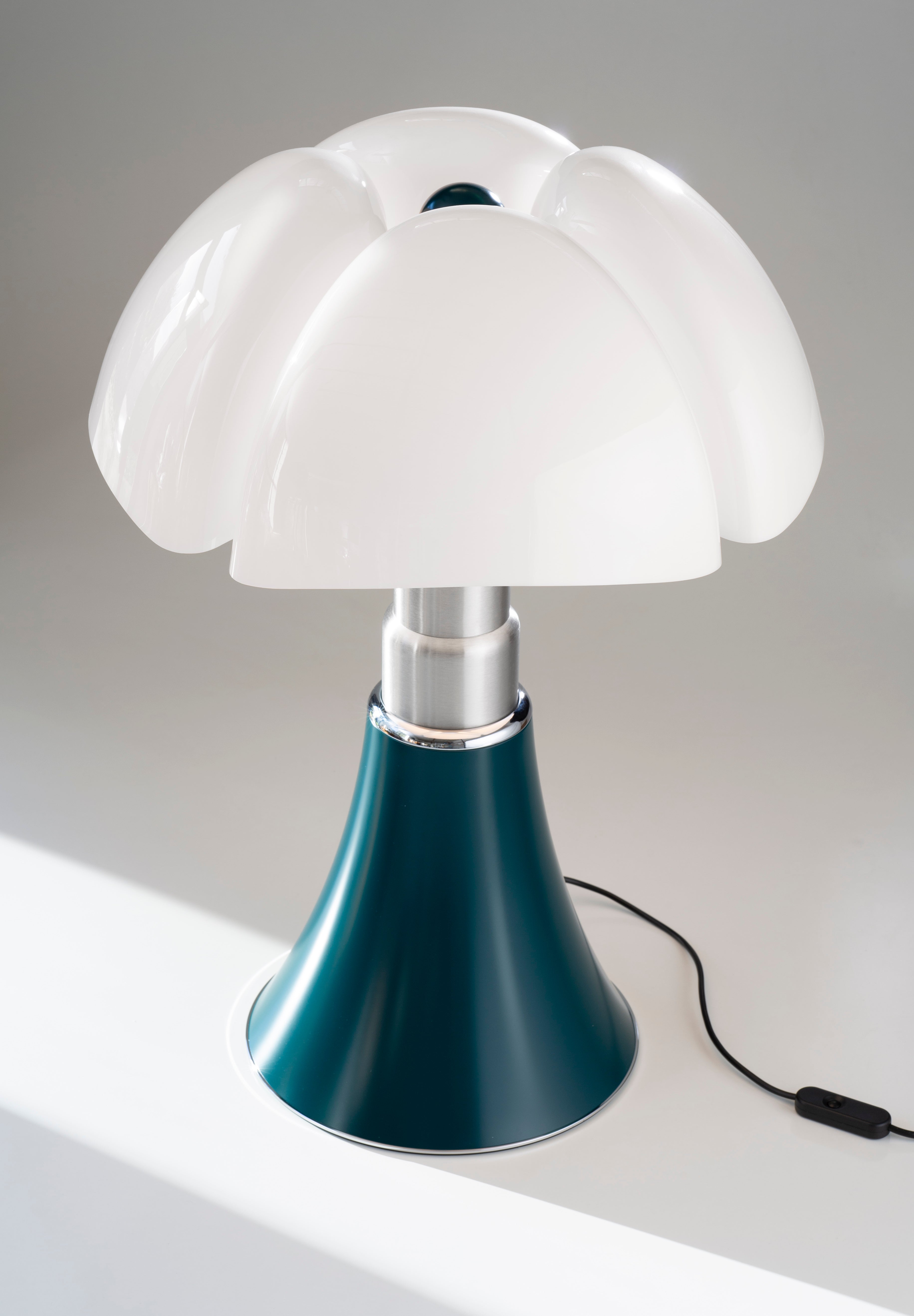 Lampa stołowa PIPISTRELLO opalowy klosz z ciemnozieloną podstawą