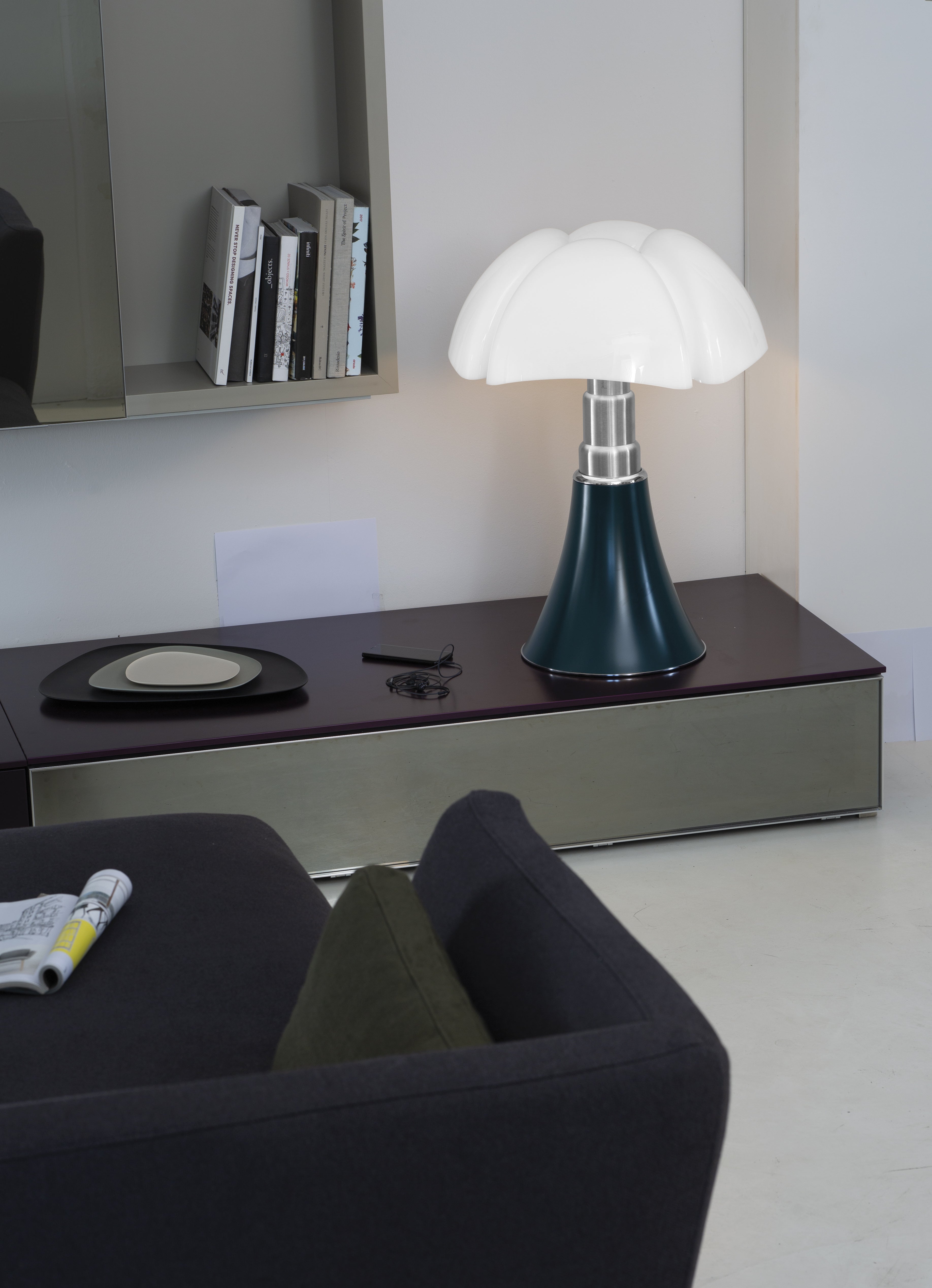 Lampa stołowa PIPISTRELLO MEDIUM opalowy klosz z ciemnozieloną podstawą
