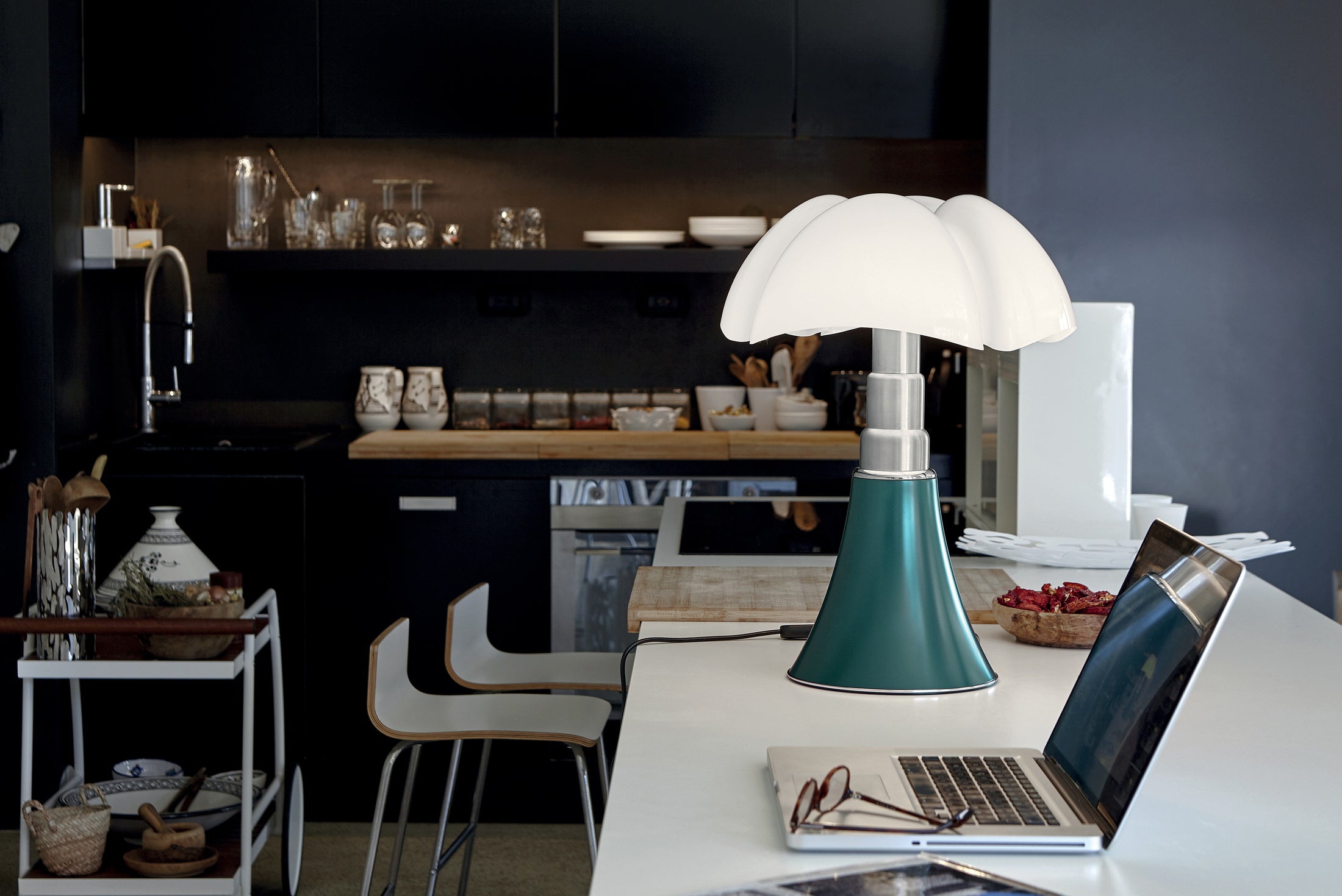 Lampa stołowa PIPISTRELLO MEDIUM opalowy klosz z ciemnozieloną podstawą