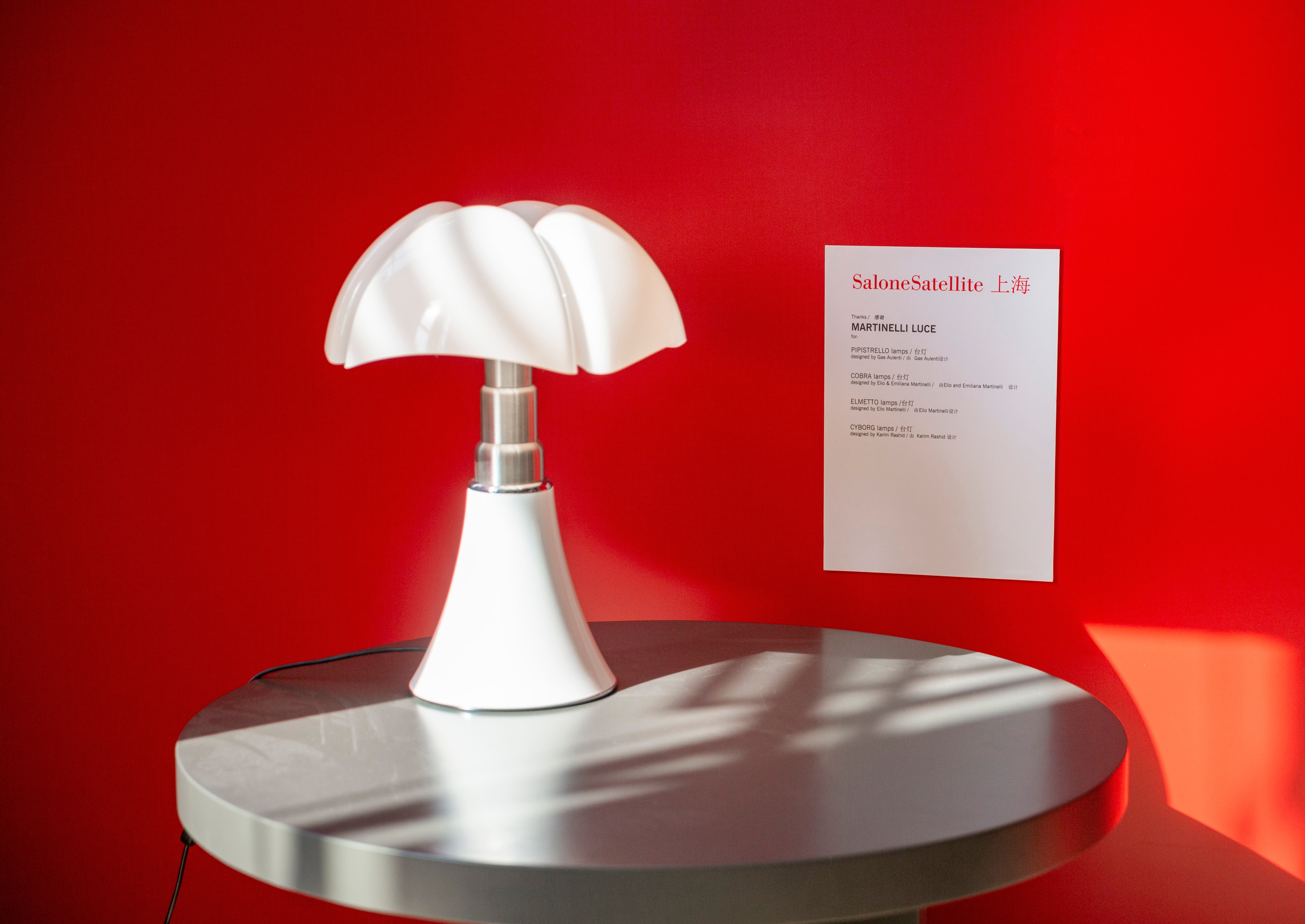 Tischlampe MINIPIPISTRELLO mit opalisiertem Schirm und weißem Fuß