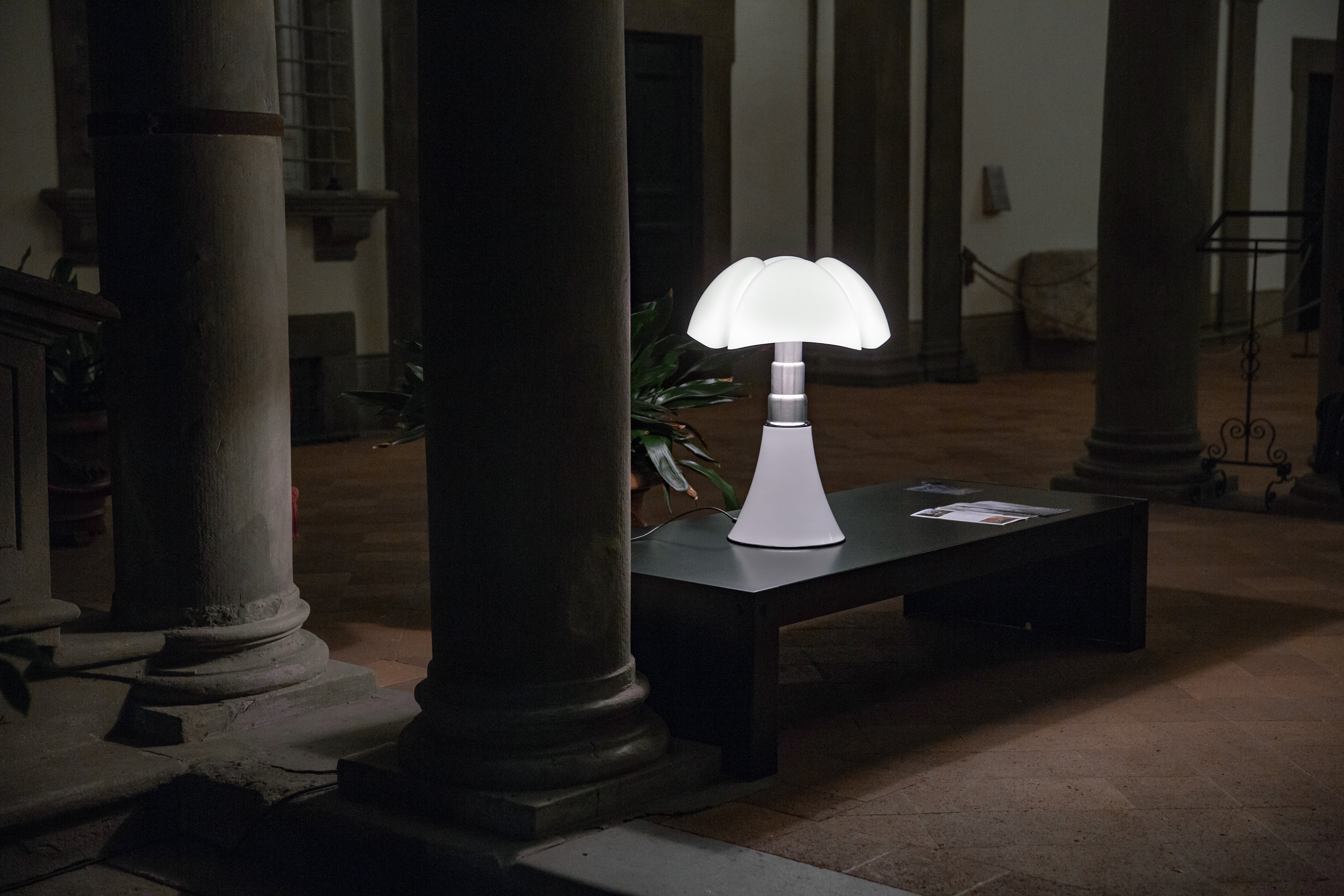 Lampa stołowa PIPISTRELLO opalowy klosz z białą podstawą