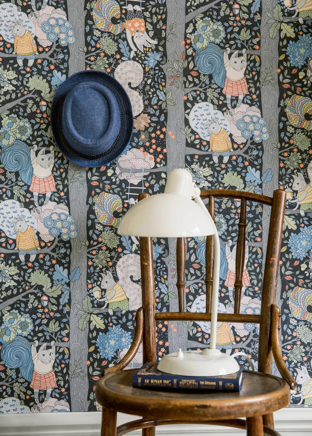 Tapeta dziecięca z motywem baśniowego lasu CHARLIE czarny z niebieskim